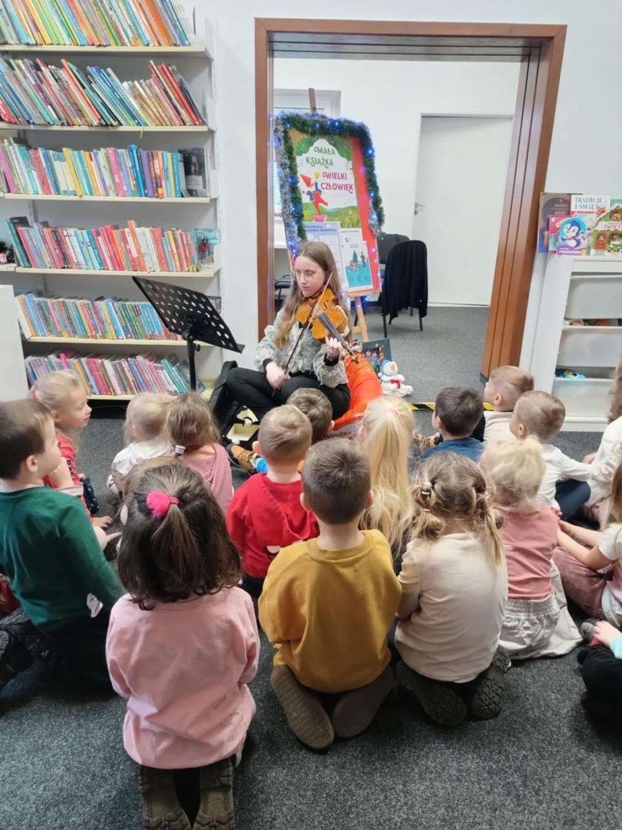 Zdjęcie w galerii na portalu naszraciborz.pl: Skrzypce i magia dźwięku – wyjątkowe spotkanie grup Żabki i Krasnoludki wiadomości z regionu