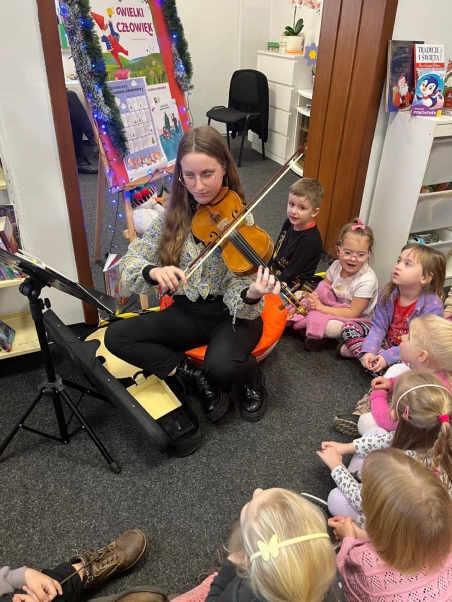 Zdjęcie w galerii na portalu naszraciborz.pl: Skrzypce i magia dźwięku – wyjątkowe spotkanie grup Żabki i Krasnoludki wiadomości z regionu