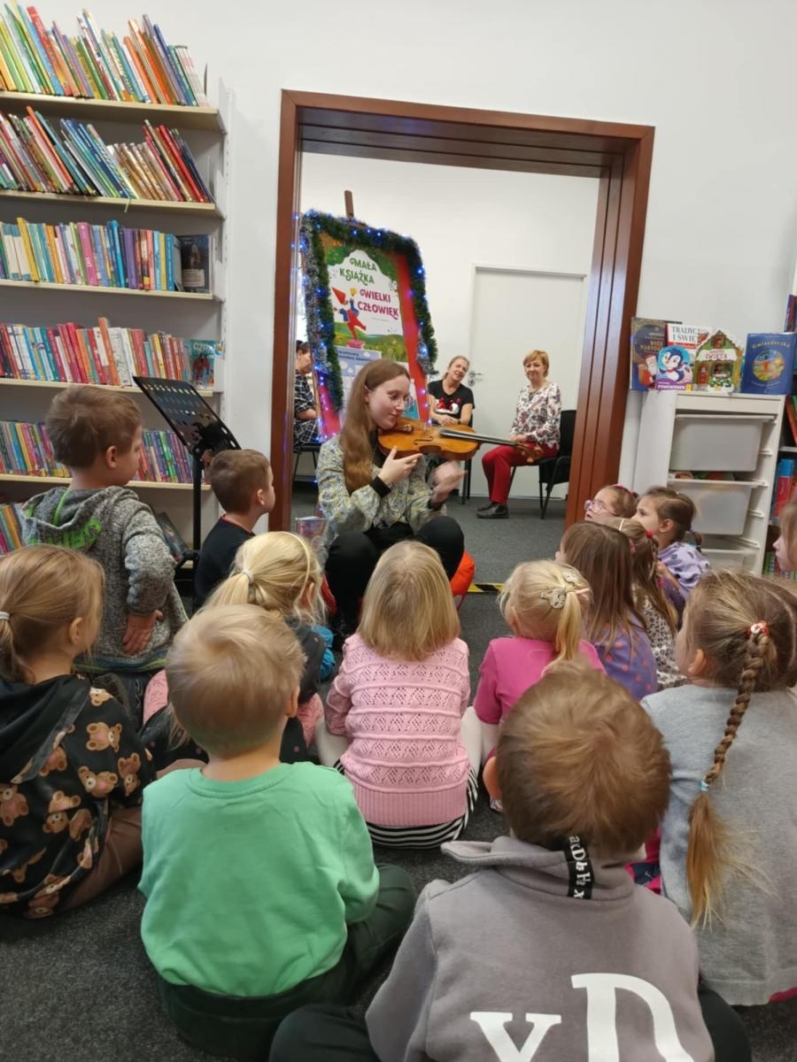 Zdjęcie w galerii na portalu naszraciborz.pl: Skrzypce i magia dźwięku – wyjątkowe spotkanie grup Żabki i Krasnoludki wiadomości z regionu