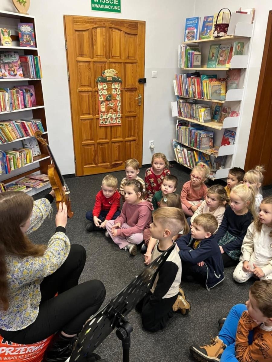 Zdjęcie w galerii na portalu naszraciborz.pl: Skrzypce i magia dźwięku – wyjątkowe spotkanie grup Żabki i Krasnoludki wiadomości z regionu