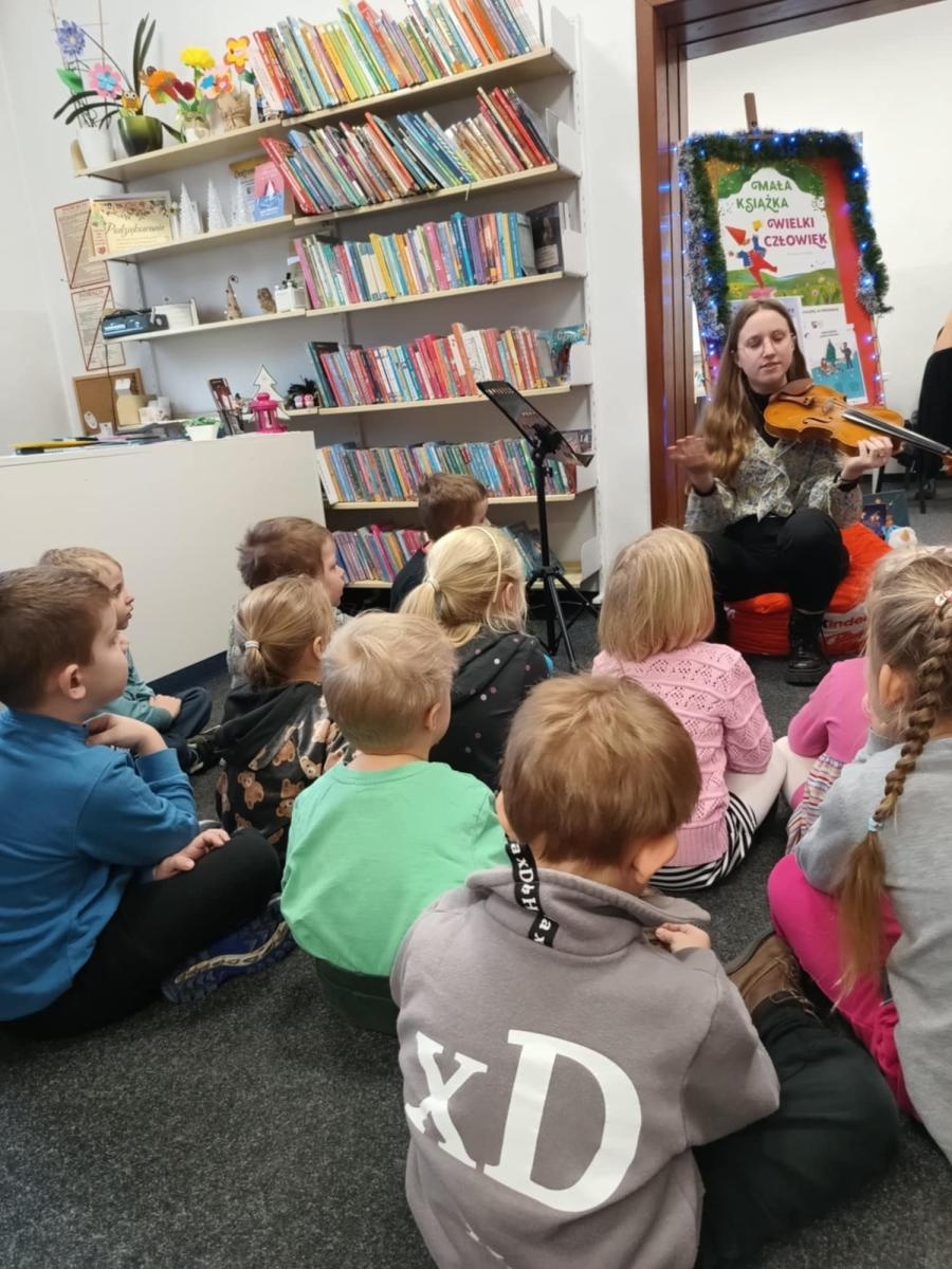 Zdjęcie w galerii na portalu naszraciborz.pl: Skrzypce i magia dźwięku – wyjątkowe spotkanie grup Żabki i Krasnoludki wiadomości z regionu
