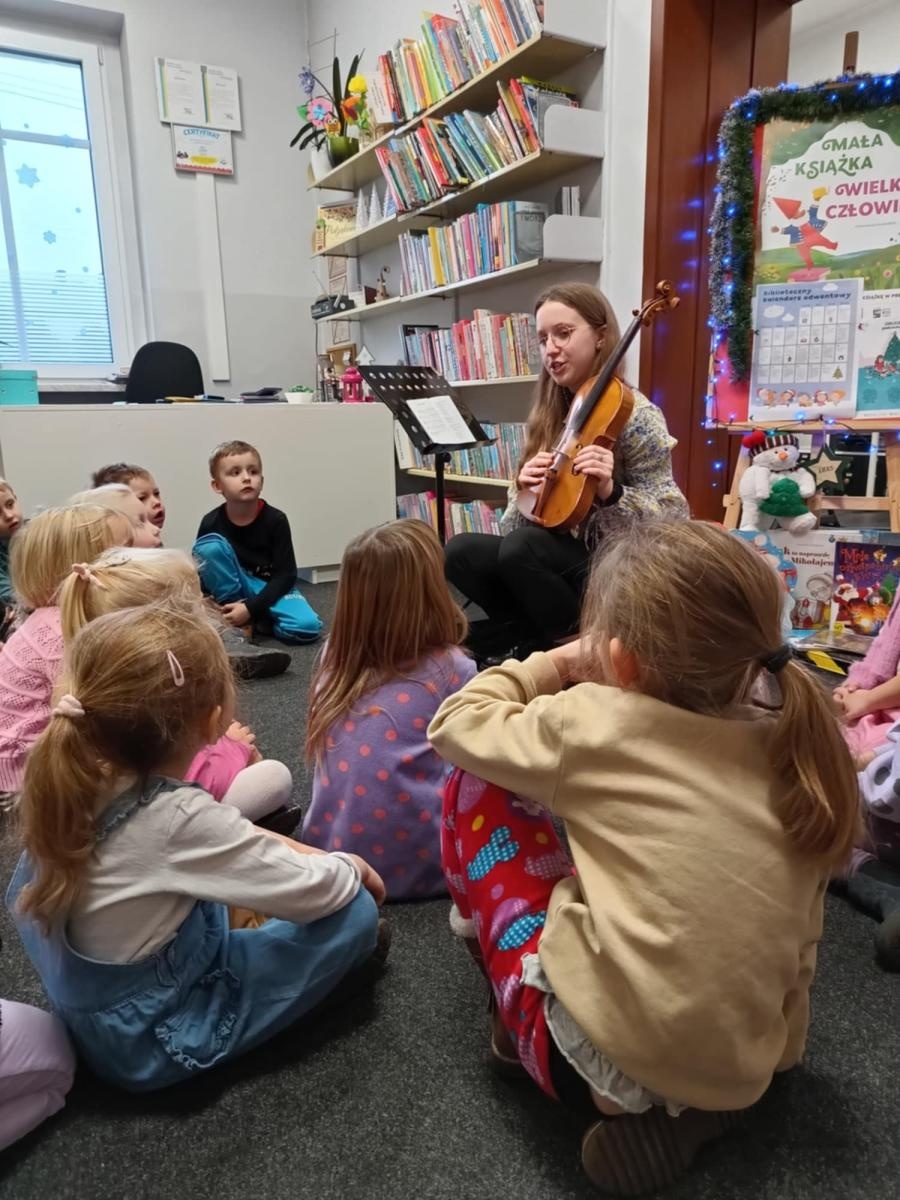 Zdjęcie w galerii na portalu naszraciborz.pl: Skrzypce i magia dźwięku – wyjątkowe spotkanie grup Żabki i Krasnoludki wiadomości z regionu
