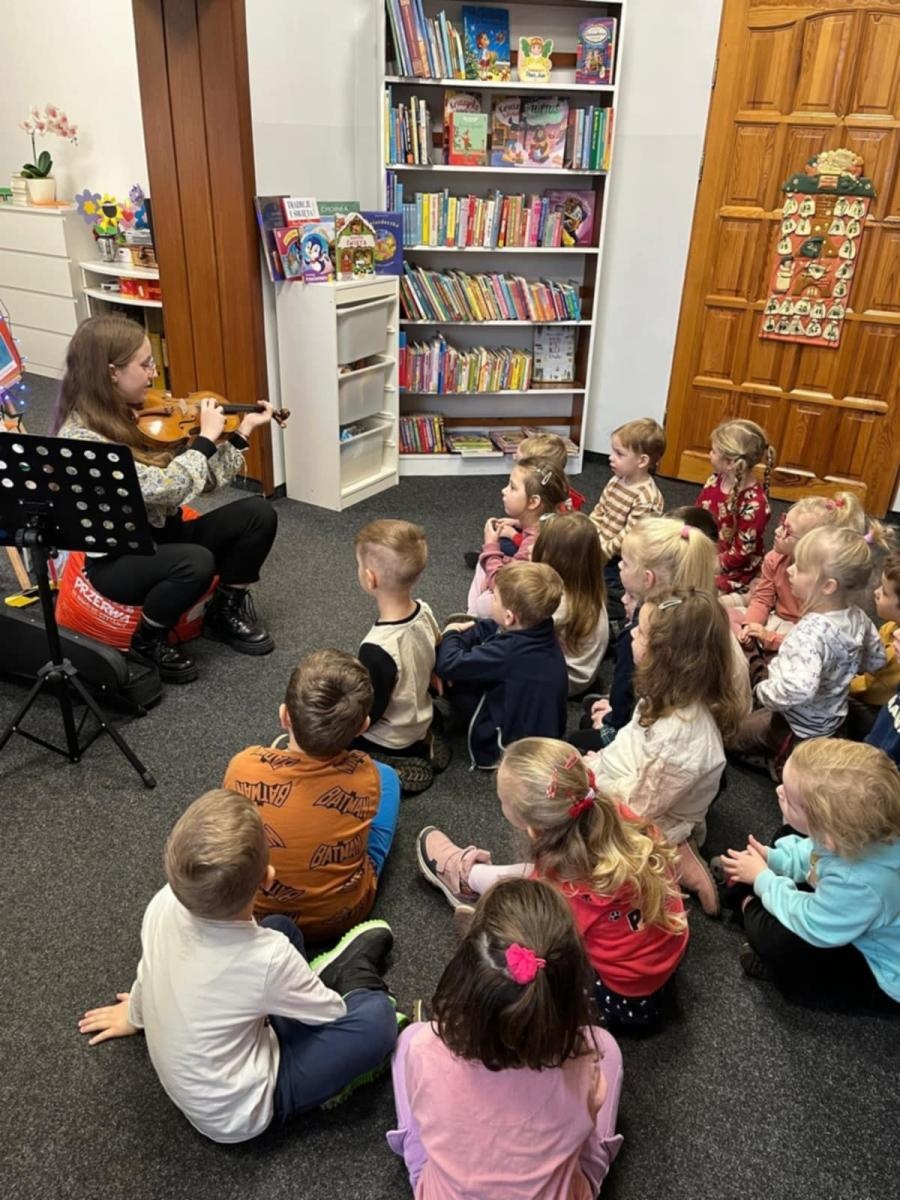 Zdjęcie w galerii na portalu naszraciborz.pl: Skrzypce i magia dźwięku – wyjątkowe spotkanie grup Żabki i Krasnoludki wiadomości z regionu