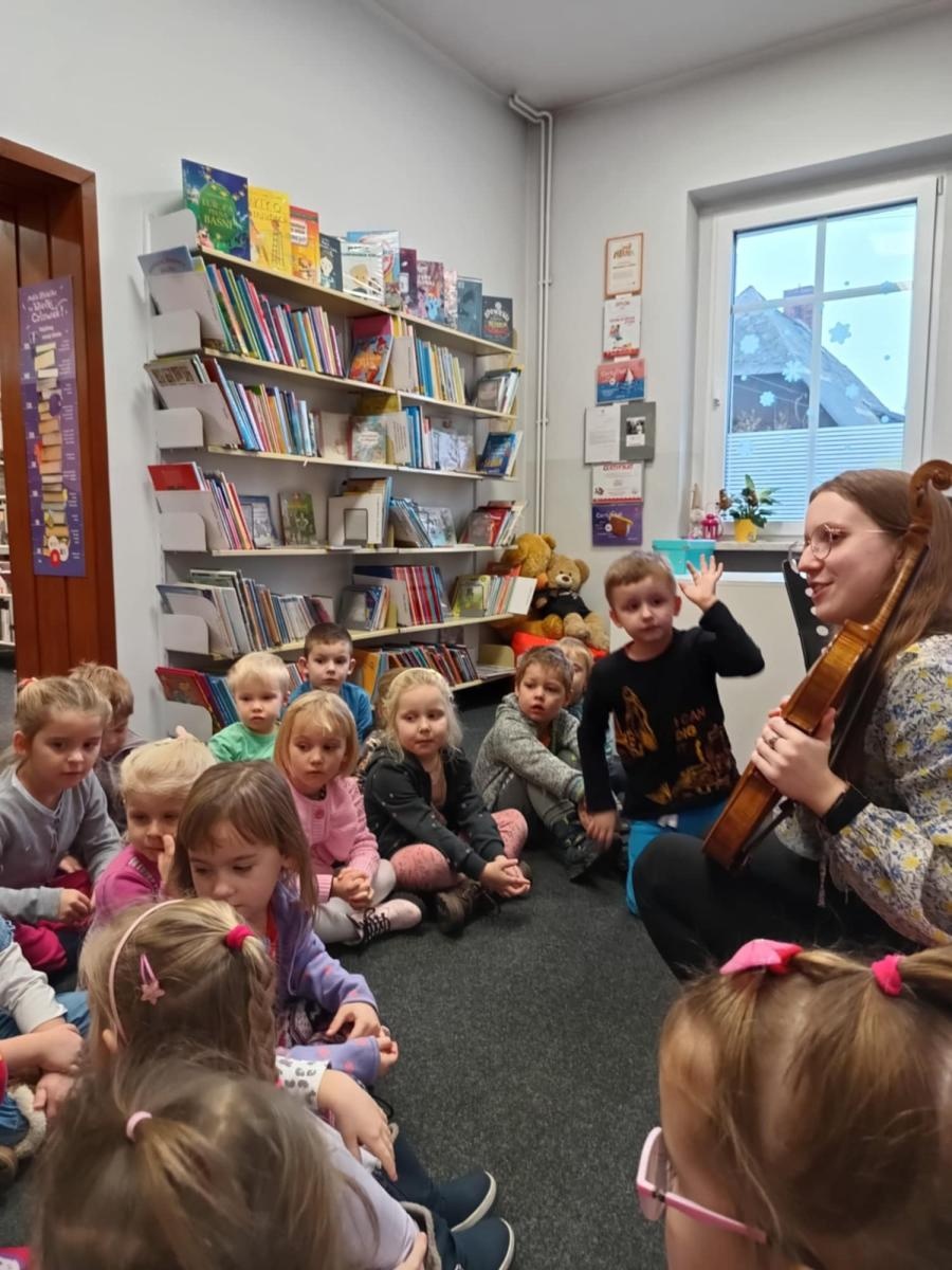 Zdjęcie w galerii na portalu naszraciborz.pl: Skrzypce i magia dźwięku – wyjątkowe spotkanie grup Żabki i Krasnoludki wiadomości z regionu