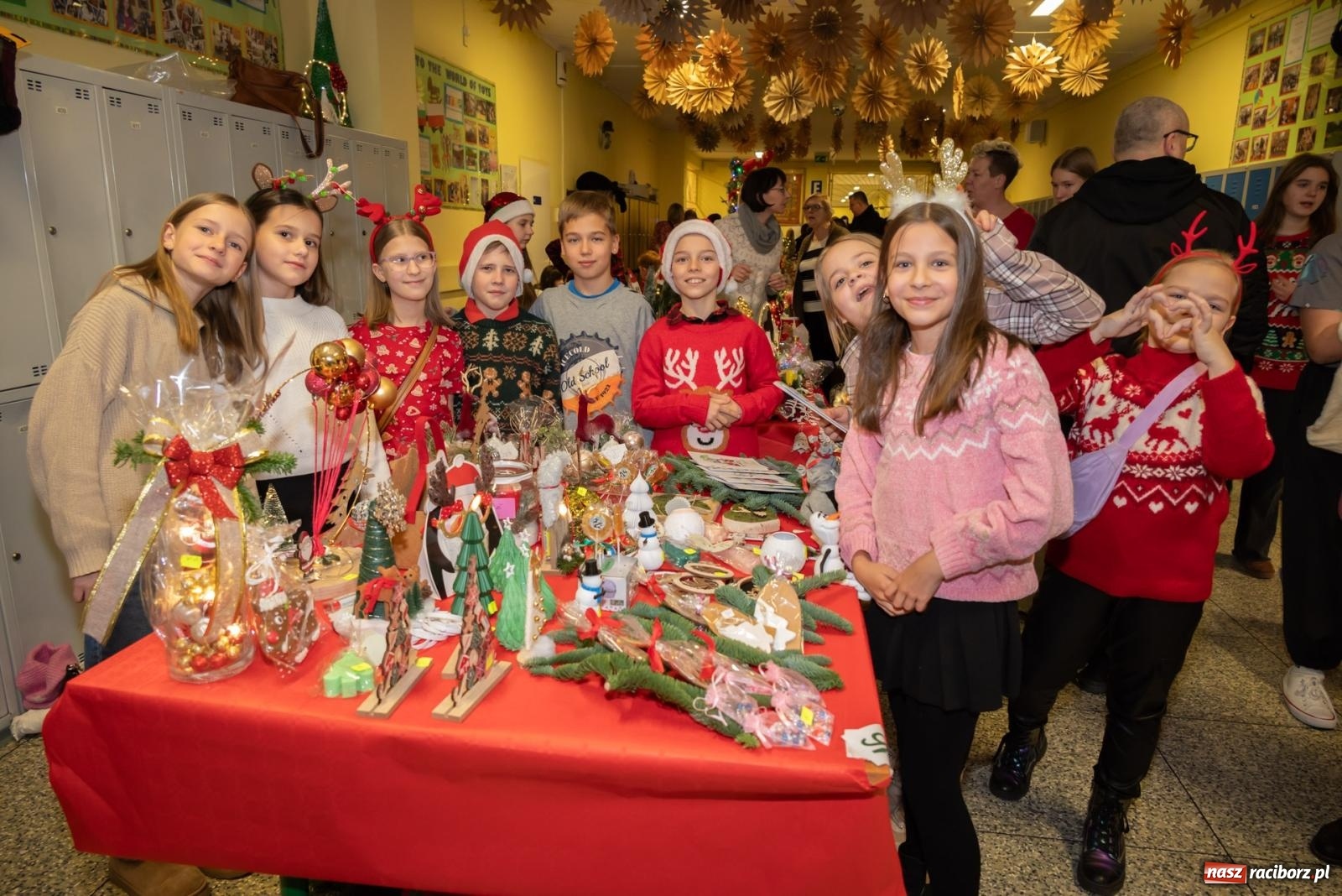 Zdjęcie w galerii na portalu naszraciborz.pl: Świąteczny kiermasz w SP 15. Moc atrakcji dla ducha i ciała wiadomości z regionu