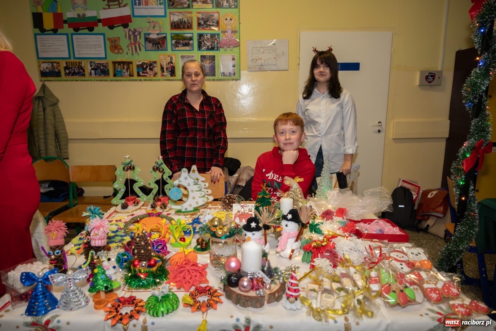 Zdjęcie w galerii na portalu naszraciborz.pl: Świąteczny kiermasz w SP 15. Moc atrakcji dla ducha i ciała wiadomości z regionu