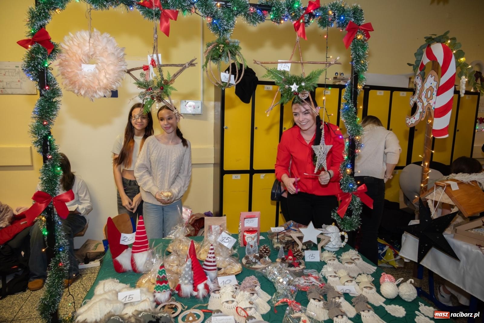 Zdjęcie w galerii na portalu naszraciborz.pl: Świąteczny kiermasz w SP 15. Moc atrakcji dla ducha i ciała wiadomości z regionu