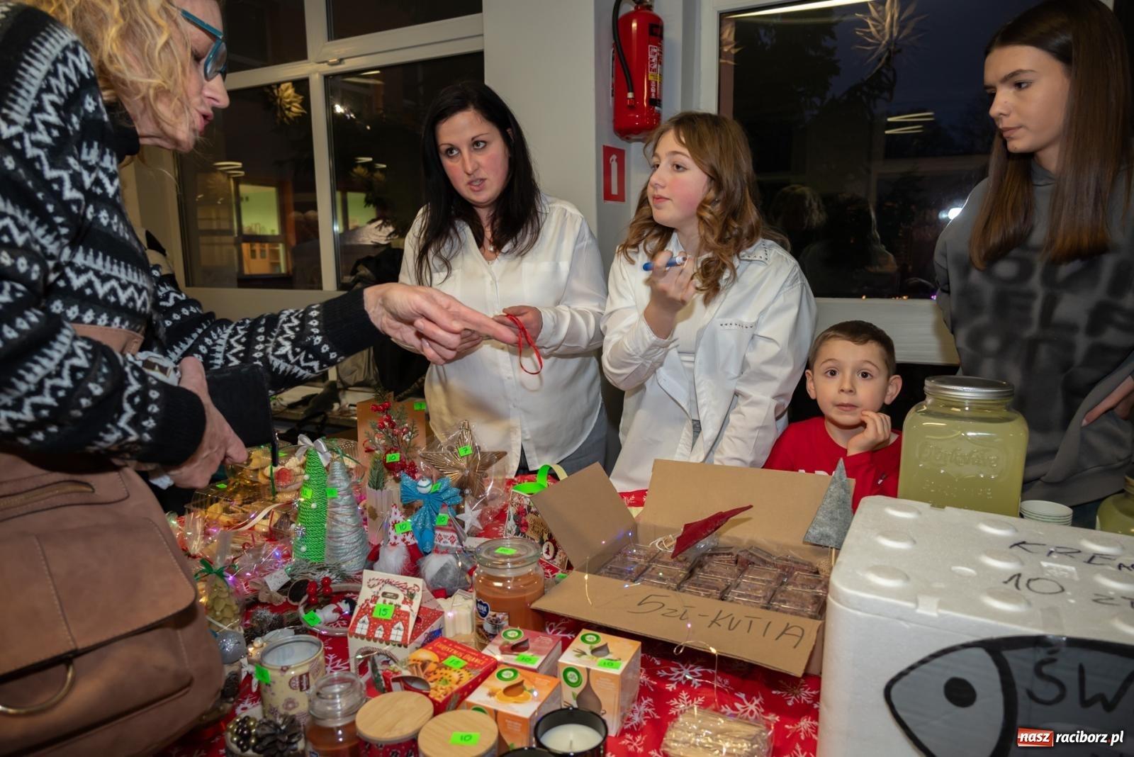 Zdjęcie w galerii na portalu naszraciborz.pl: Świąteczny kiermasz w SP 15. Moc atrakcji dla ducha i ciała wiadomości z regionu