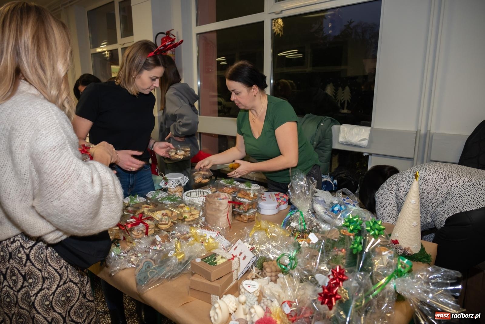 Zdjęcie w galerii na portalu naszraciborz.pl: Świąteczny kiermasz w SP 15. Moc atrakcji dla ducha i ciała wiadomości z regionu