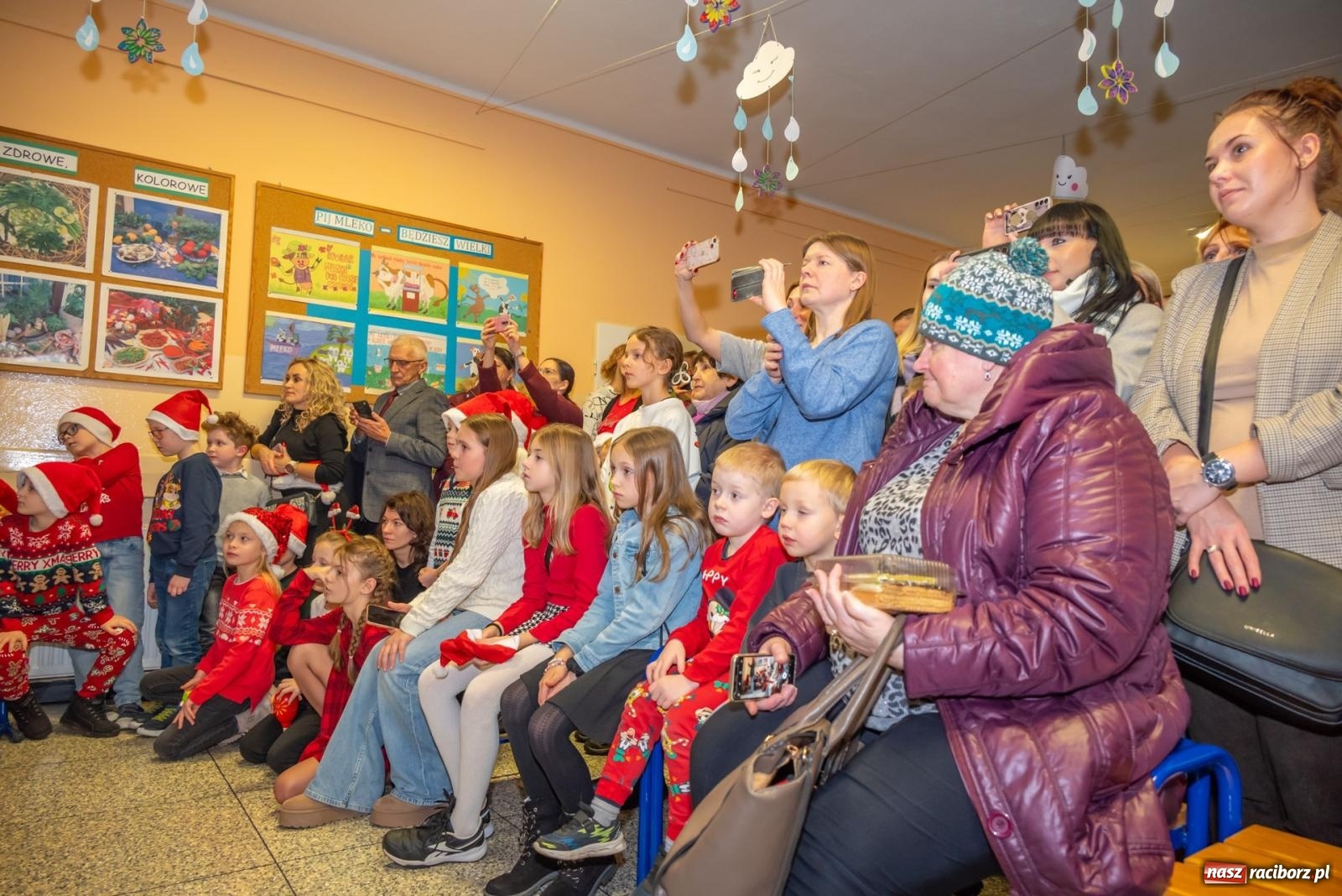 Zdjęcie w galerii na portalu naszraciborz.pl: Świąteczny kiermasz w SP 15. Moc atrakcji dla ducha i ciała wiadomości z regionu