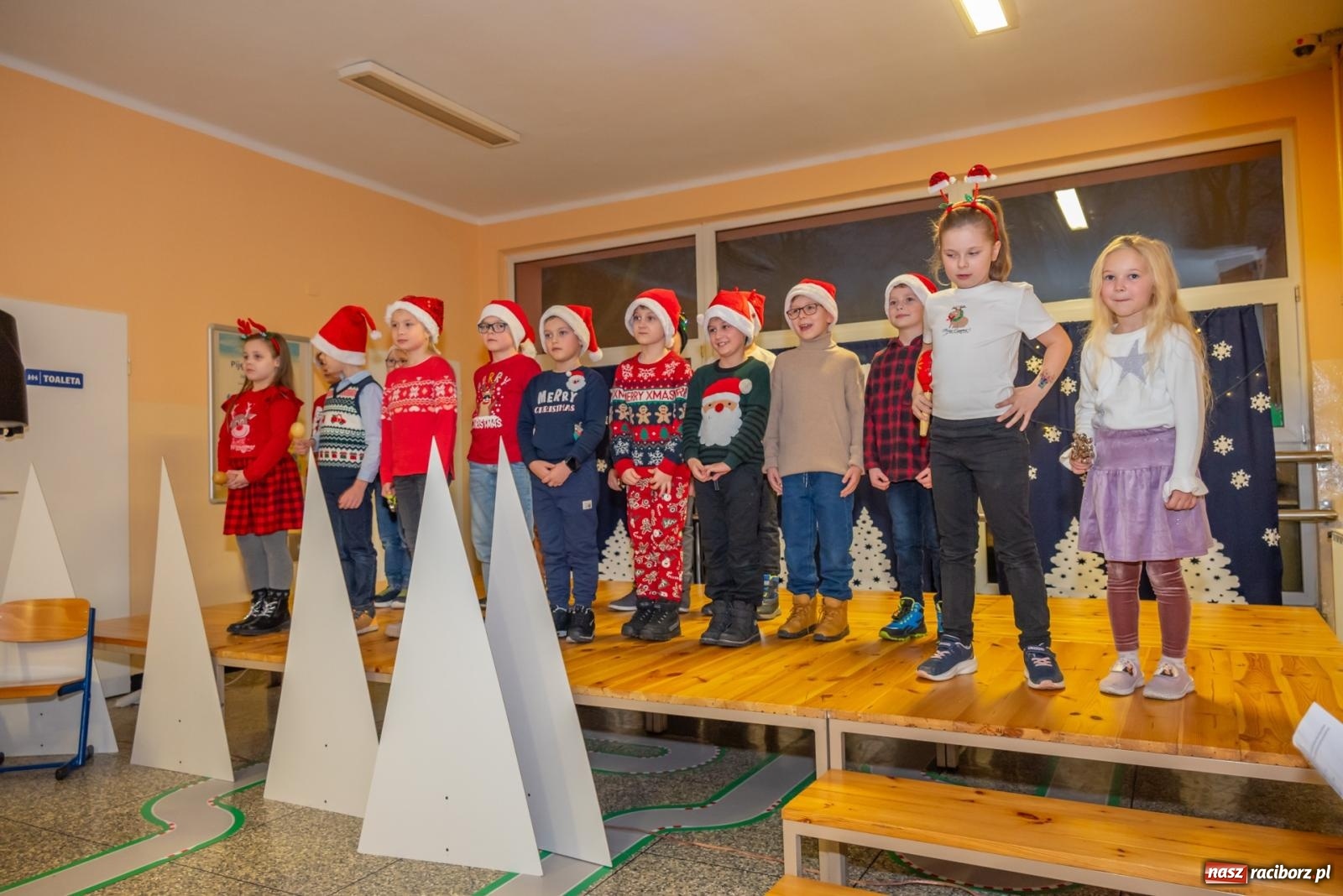 Zdjęcie w galerii na portalu naszraciborz.pl: Świąteczny kiermasz w SP 15. Moc atrakcji dla ducha i ciała wiadomości z regionu