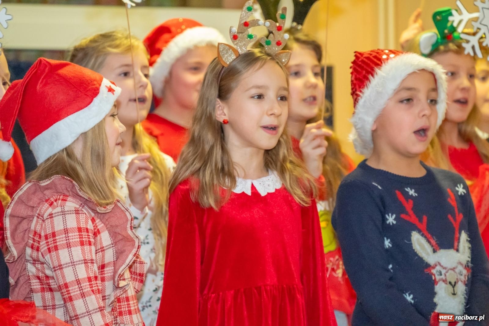 Zdjęcie w galerii na portalu naszraciborz.pl: Świąteczny kiermasz w SP 15. Moc atrakcji dla ducha i ciała wiadomości z regionu