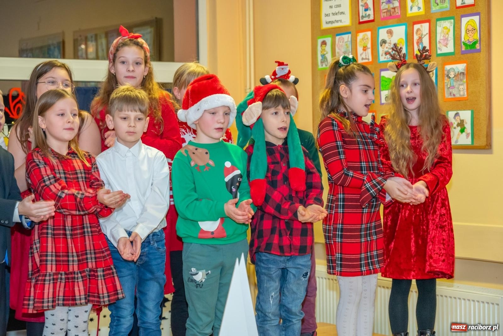 Zdjęcie w galerii na portalu naszraciborz.pl: Świąteczny kiermasz w SP 15. Moc atrakcji dla ducha i ciała wiadomości z regionu