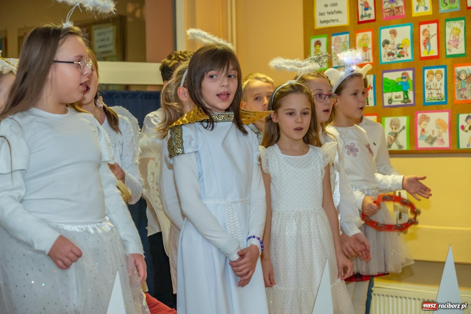 Zdjęcie w galerii na portalu naszraciborz.pl: Świąteczny kiermasz w SP 15. Moc atrakcji dla ducha i ciała wiadomości z regionu