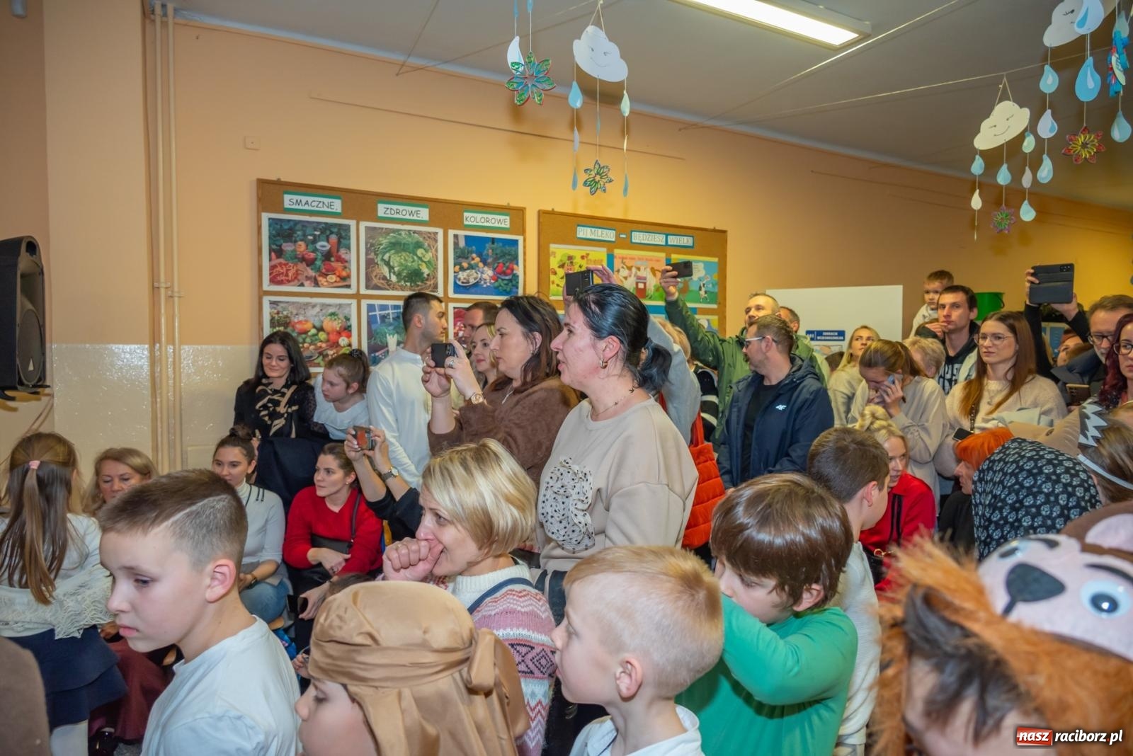 Zdjęcie w galerii na portalu naszraciborz.pl: Świąteczny kiermasz w SP 15. Moc atrakcji dla ducha i ciała wiadomości z regionu
