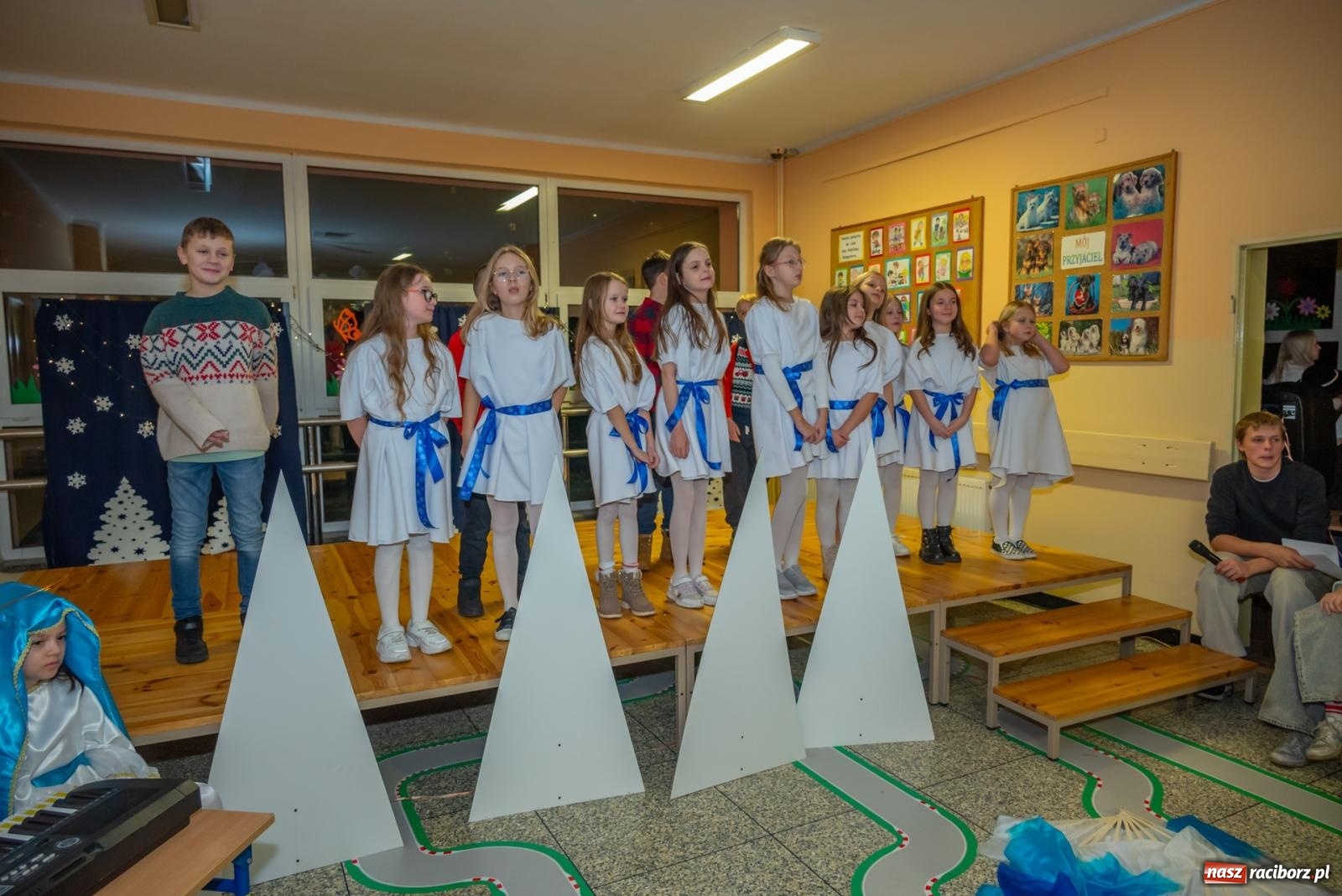 Zdjęcie w galerii na portalu naszraciborz.pl: Świąteczny kiermasz w SP 15. Moc atrakcji dla ducha i ciała wiadomości z regionu