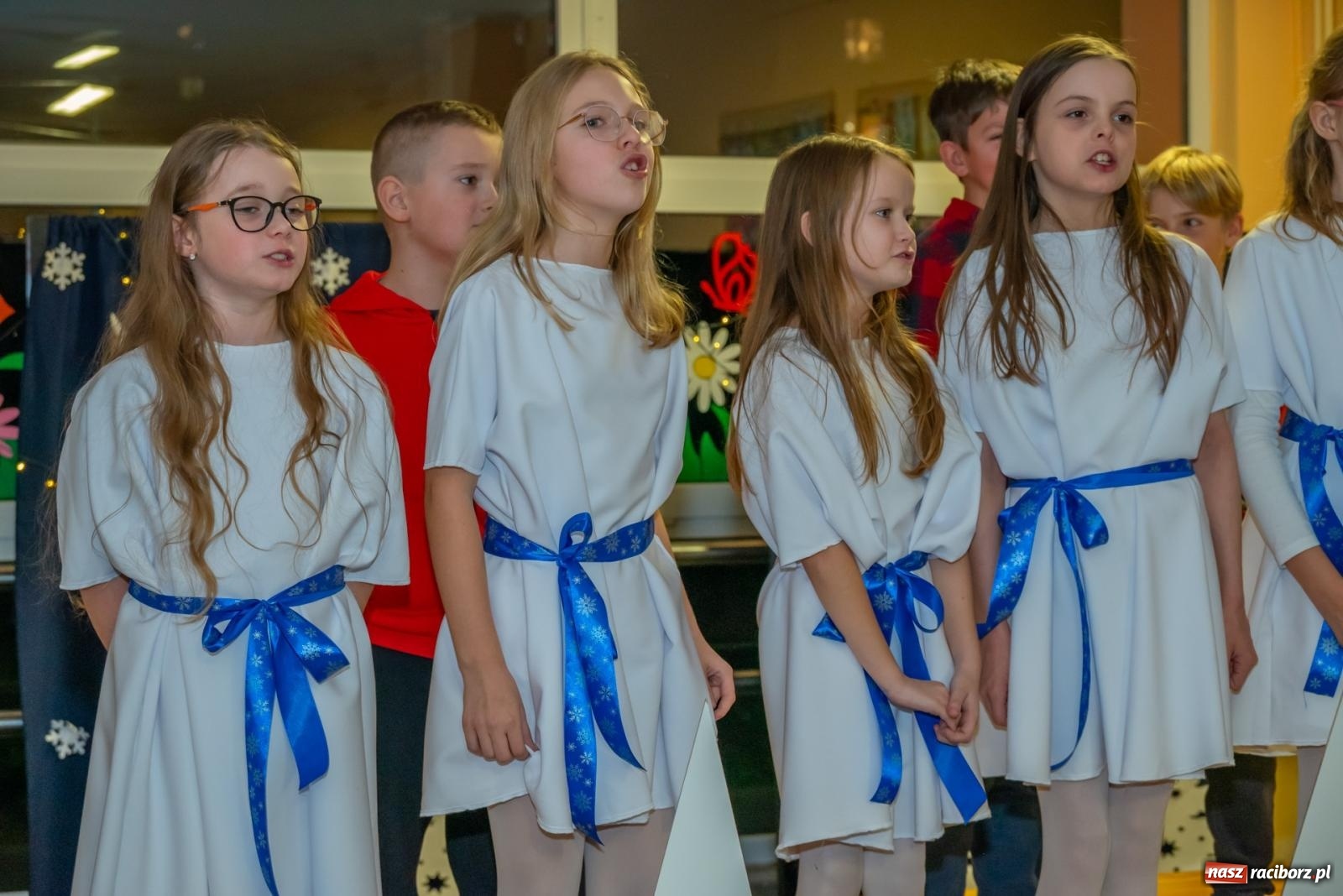 Zdjęcie w galerii na portalu naszraciborz.pl: Świąteczny kiermasz w SP 15. Moc atrakcji dla ducha i ciała wiadomości z regionu