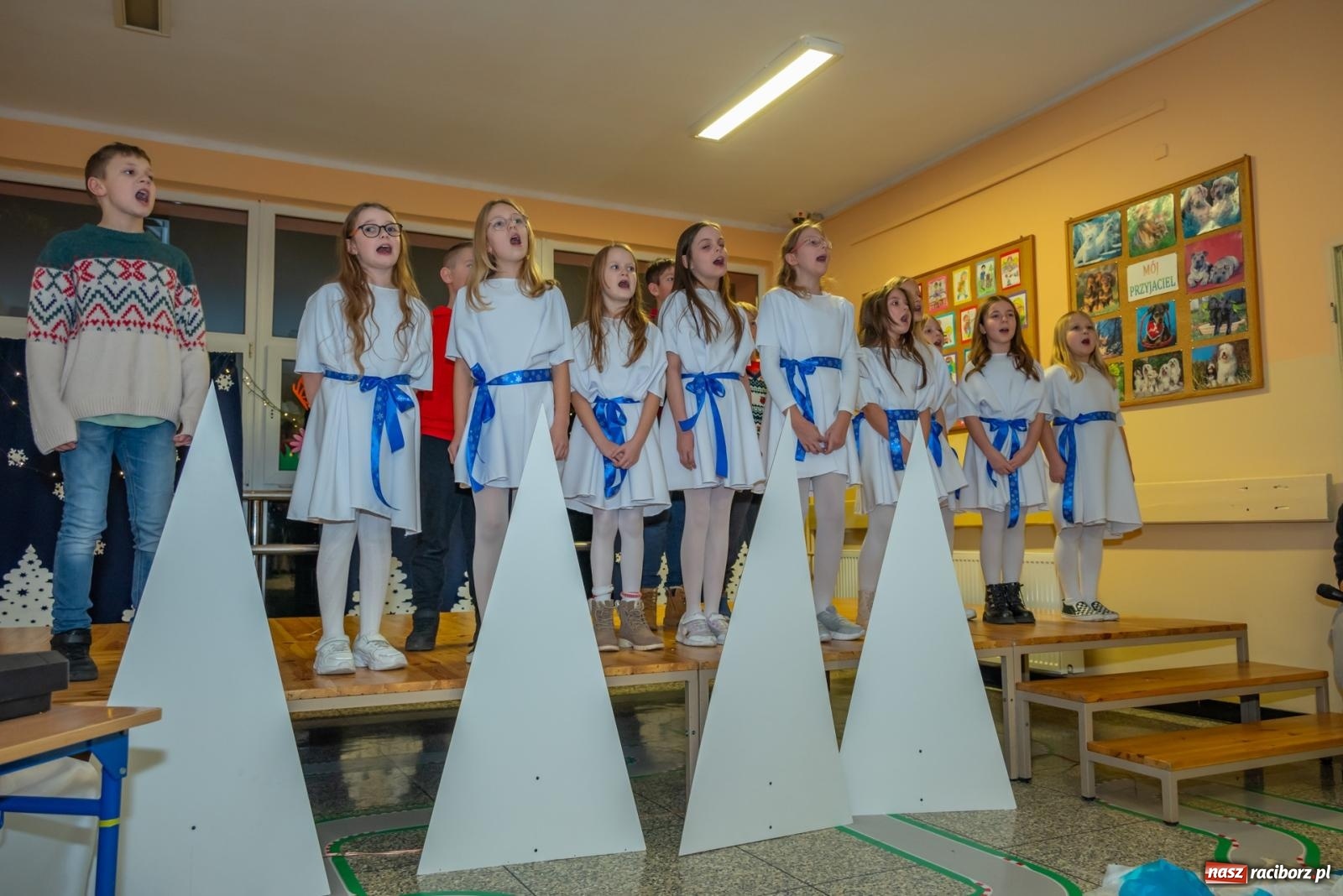 Zdjęcie w galerii na portalu naszraciborz.pl: Świąteczny kiermasz w SP 15. Moc atrakcji dla ducha i ciała wiadomości z regionu