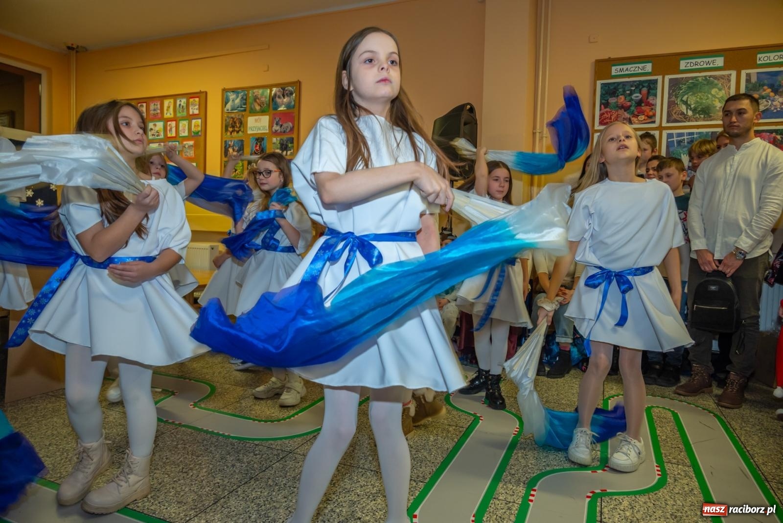 Zdjęcie w galerii na portalu naszraciborz.pl: Świąteczny kiermasz w SP 15. Moc atrakcji dla ducha i ciała wiadomości z regionu