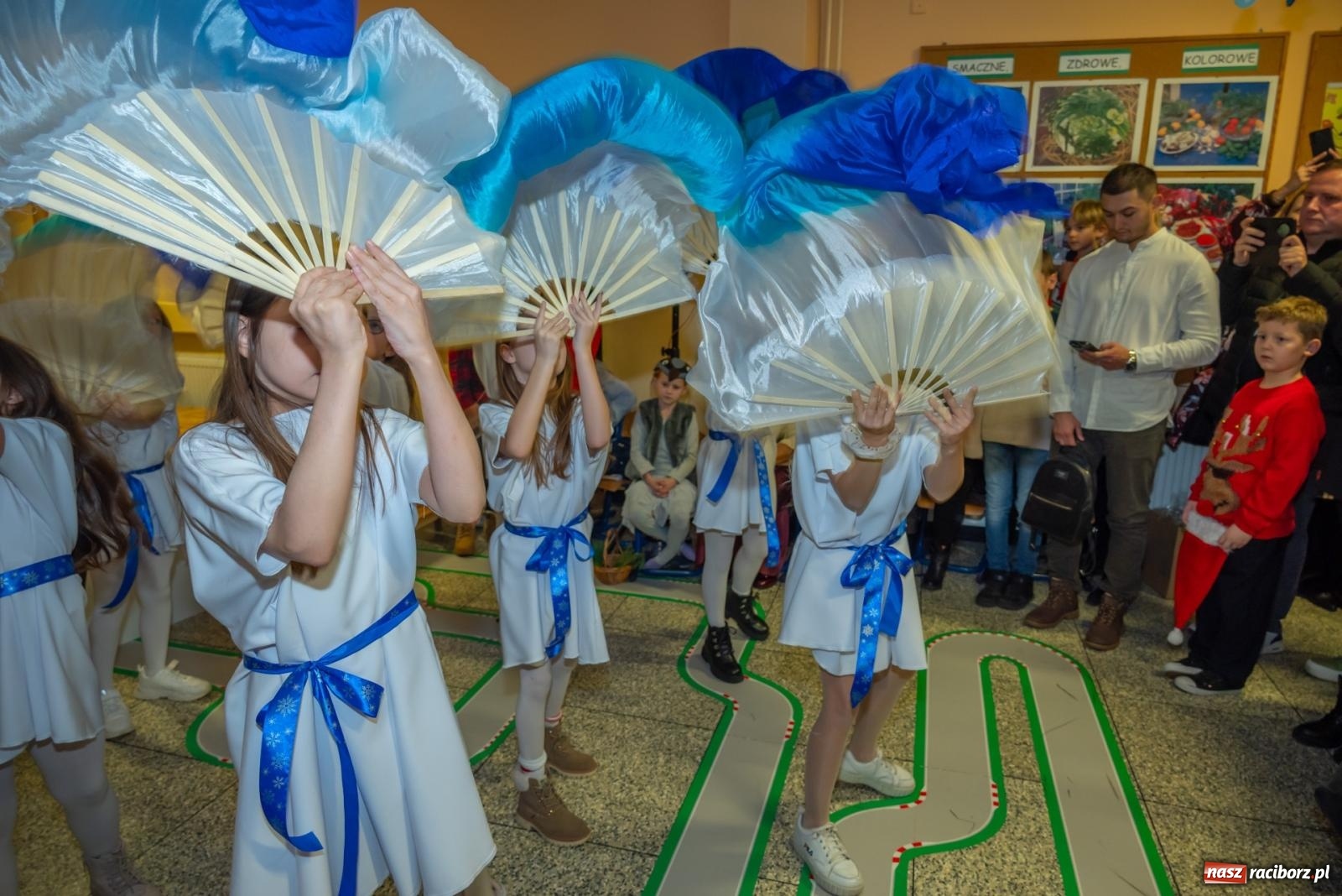 Zdjęcie w galerii na portalu naszraciborz.pl: Świąteczny kiermasz w SP 15. Moc atrakcji dla ducha i ciała wiadomości z regionu