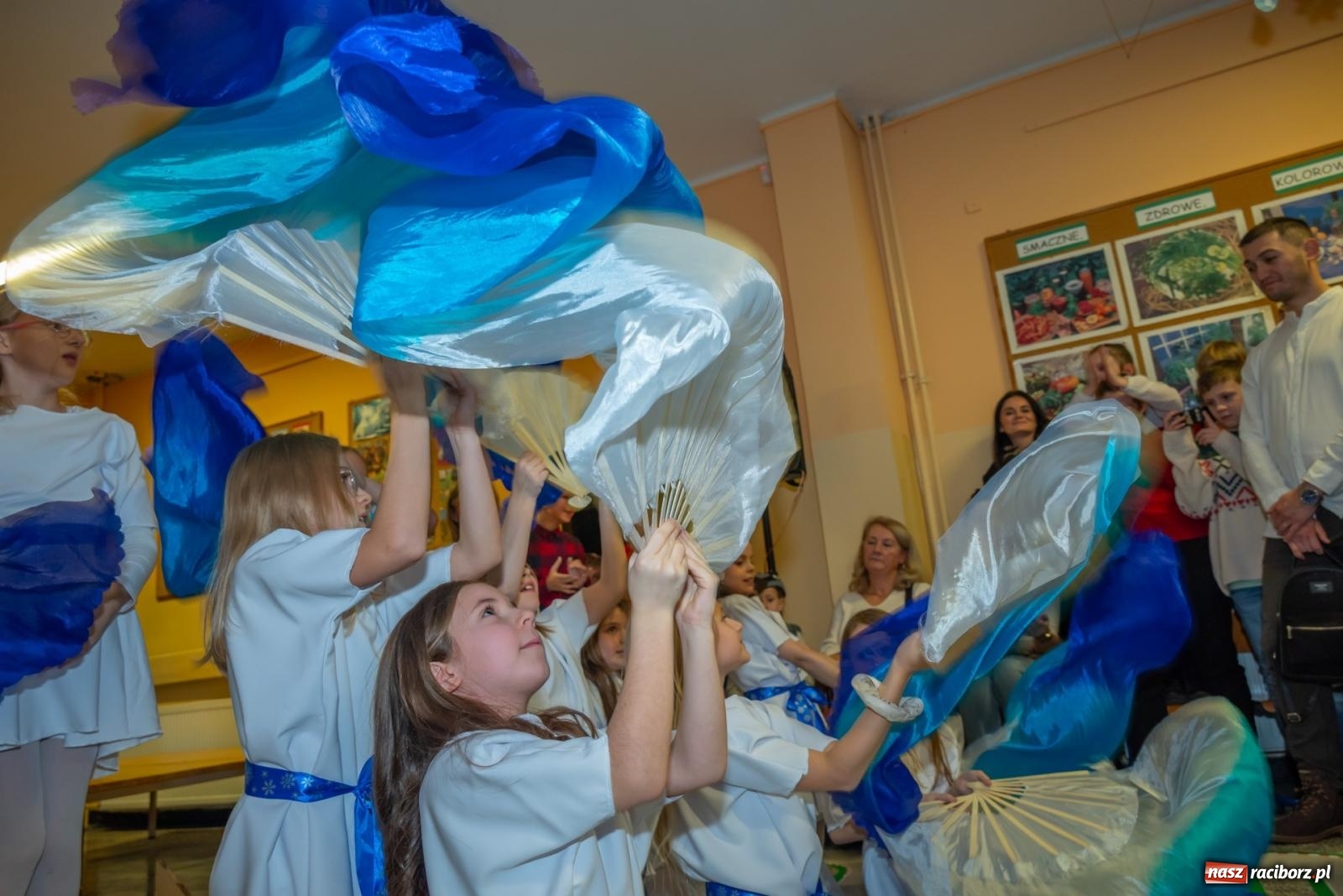 Zdjęcie w galerii na portalu naszraciborz.pl: Świąteczny kiermasz w SP 15. Moc atrakcji dla ducha i ciała wiadomości z regionu