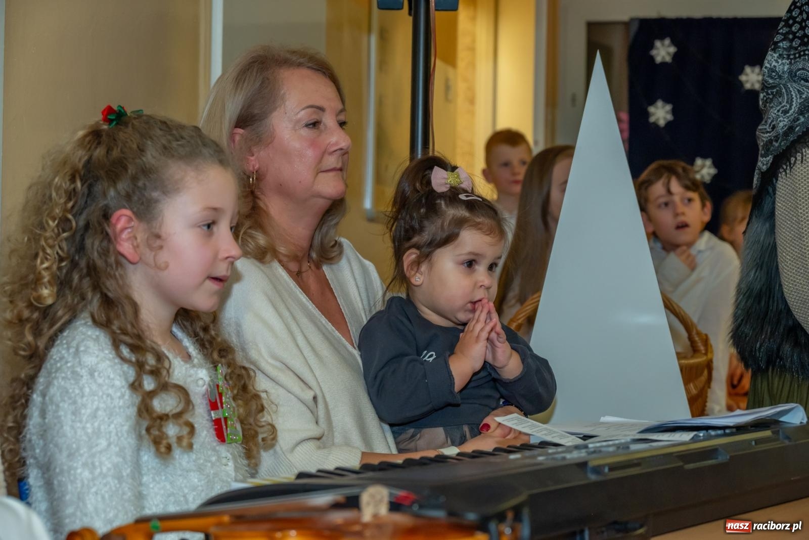 Zdjęcie w galerii na portalu naszraciborz.pl: Świąteczny kiermasz w SP 15. Moc atrakcji dla ducha i ciała wiadomości z regionu