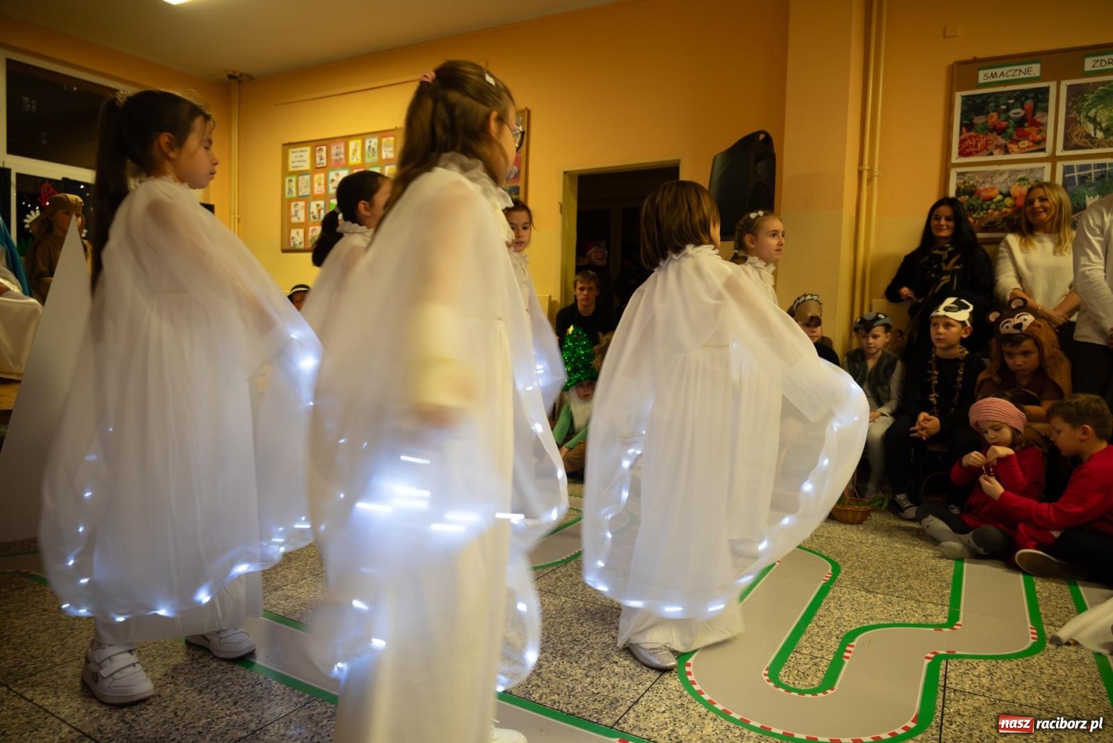 Zdjęcie w galerii na portalu naszraciborz.pl: Świąteczny kiermasz w SP 15. Moc atrakcji dla ducha i ciała wiadomości z regionu