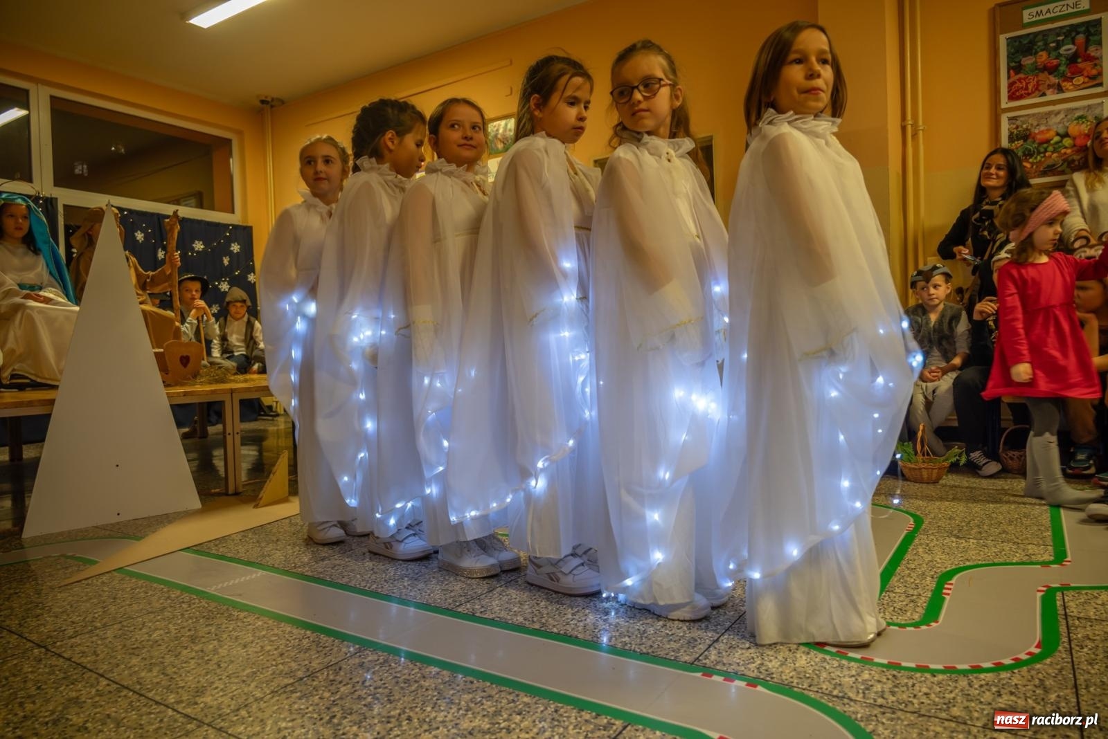 Zdjęcie w galerii na portalu naszraciborz.pl: Świąteczny kiermasz w SP 15. Moc atrakcji dla ducha i ciała wiadomości z regionu