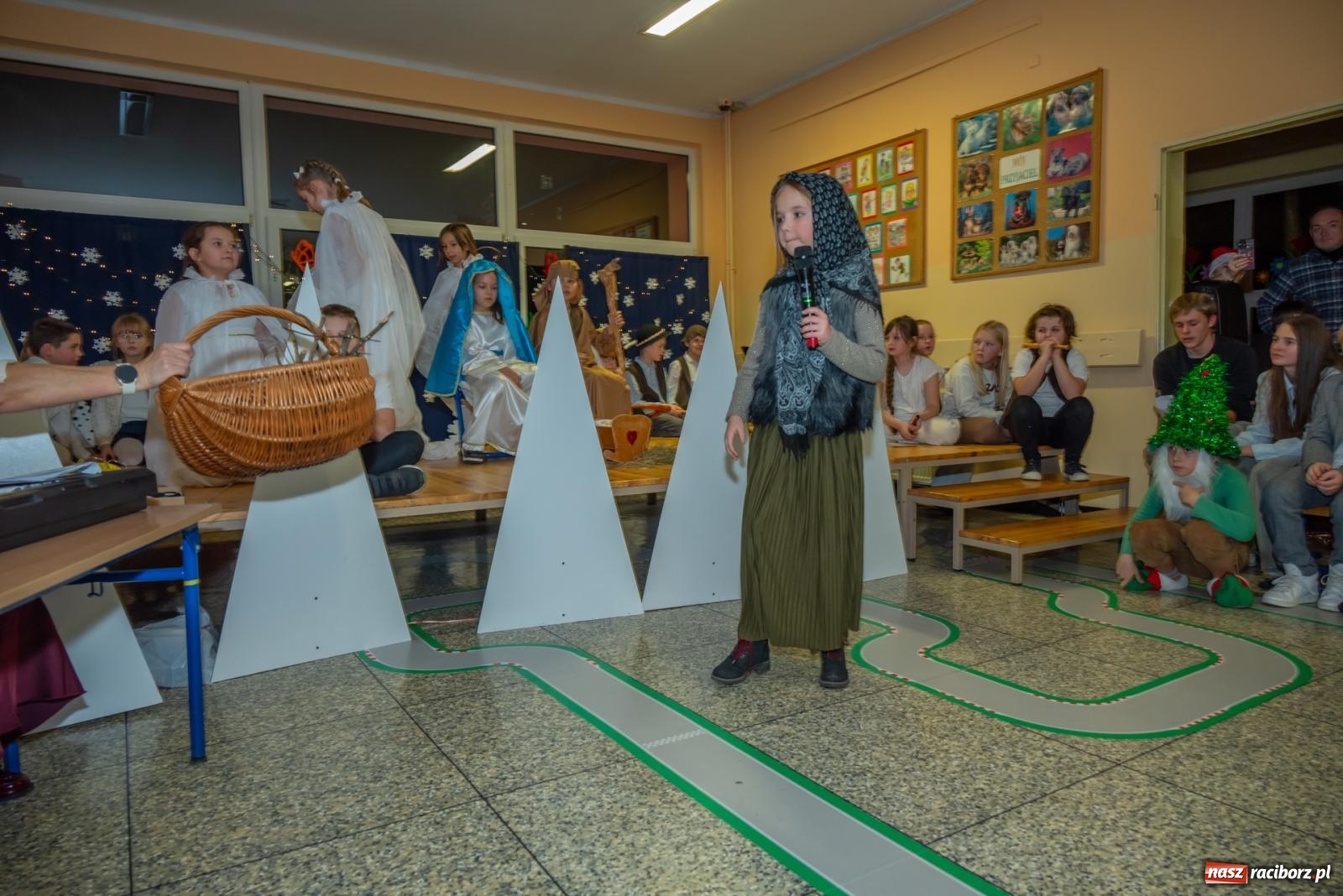 Zdjęcie w galerii na portalu naszraciborz.pl: Świąteczny kiermasz w SP 15. Moc atrakcji dla ducha i ciała wiadomości z regionu