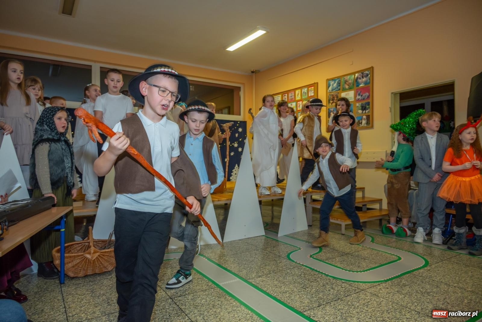 Zdjęcie w galerii na portalu naszraciborz.pl: Świąteczny kiermasz w SP 15. Moc atrakcji dla ducha i ciała wiadomości z regionu