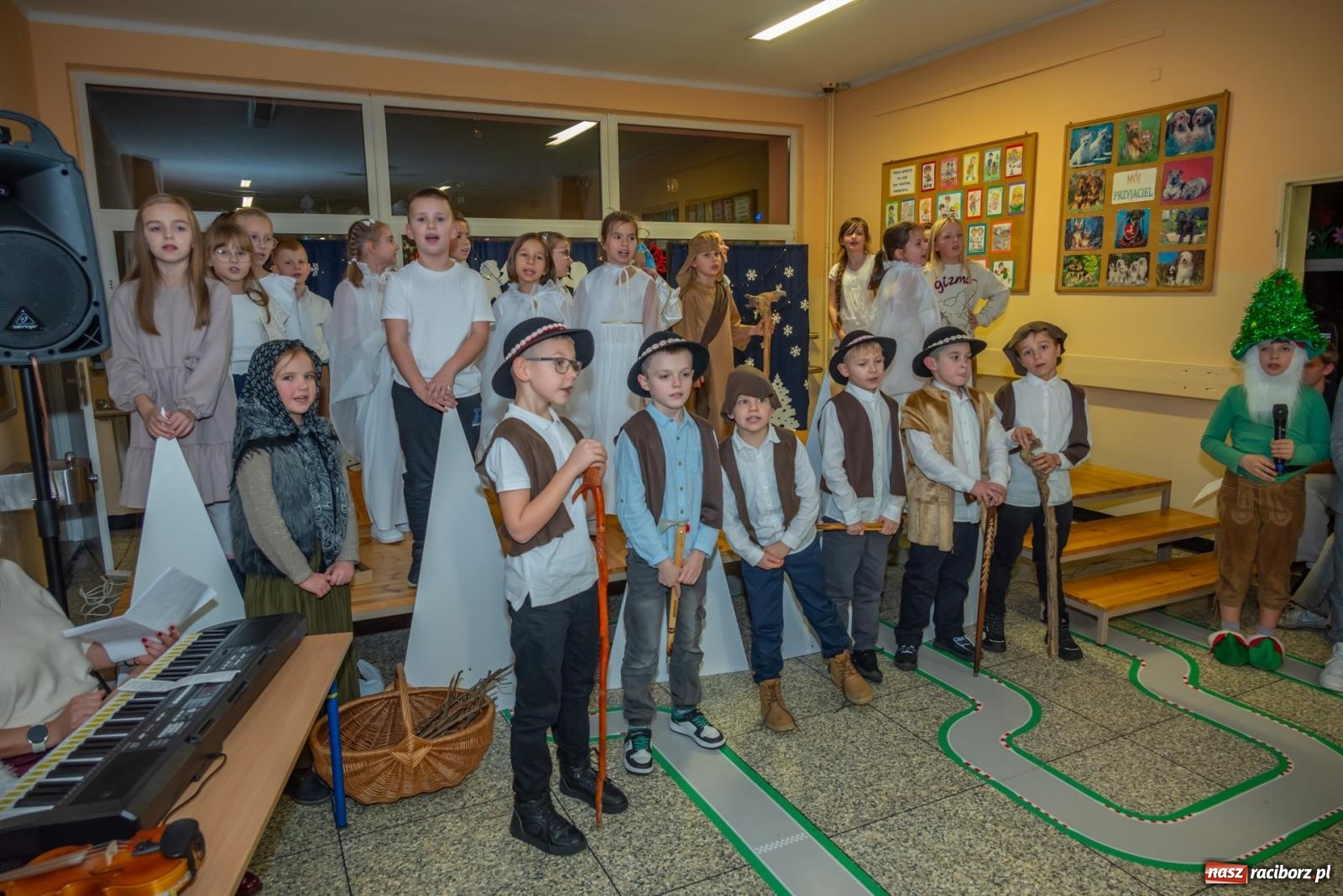 Zdjęcie w galerii na portalu naszraciborz.pl: Świąteczny kiermasz w SP 15. Moc atrakcji dla ducha i ciała wiadomości z regionu