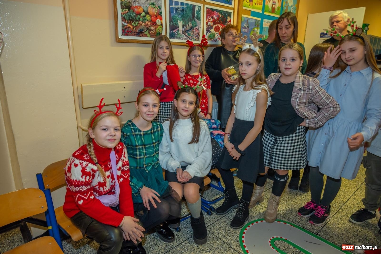 Zdjęcie w galerii na portalu naszraciborz.pl: Świąteczny kiermasz w SP 15. Moc atrakcji dla ducha i ciała wiadomości z regionu