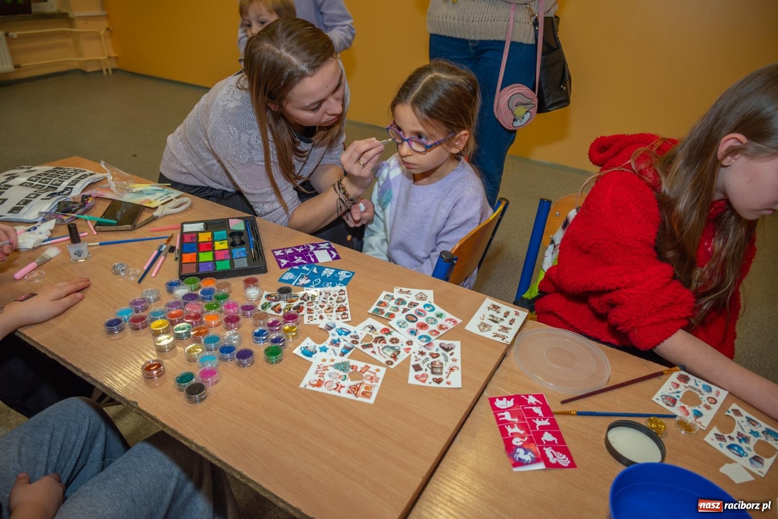 Zdjęcie w galerii na portalu naszraciborz.pl: Świąteczny kiermasz w SP 15. Moc atrakcji dla ducha i ciała wiadomości z regionu
