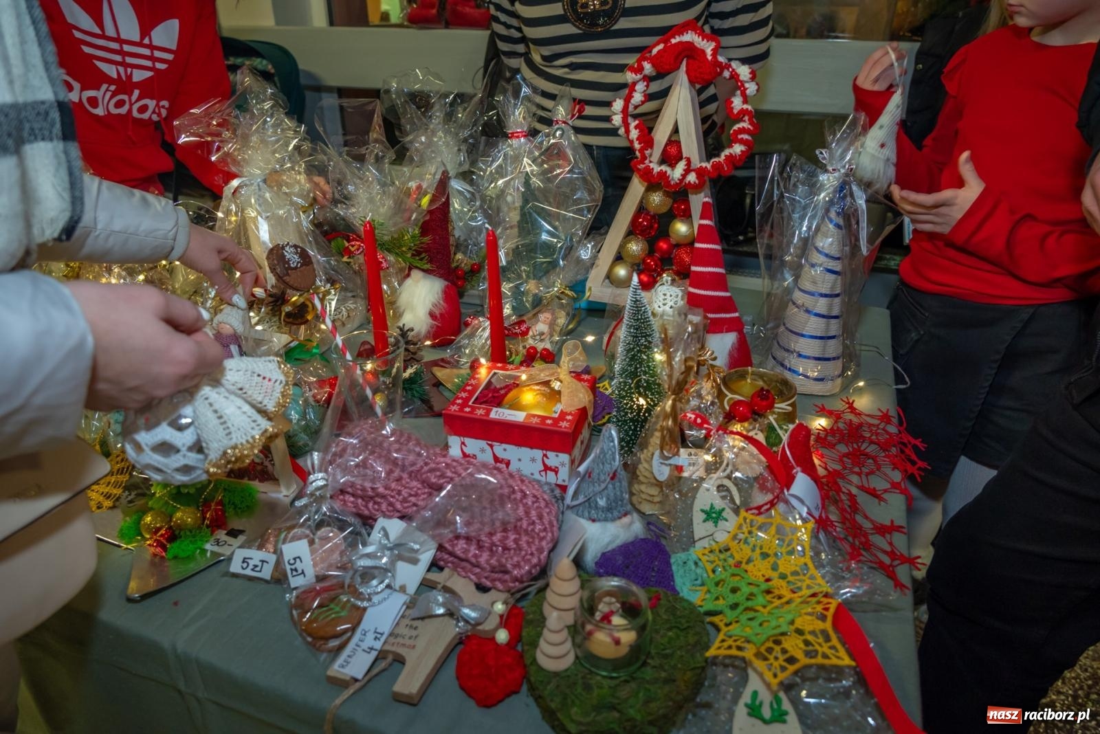 Zdjęcie w galerii na portalu naszraciborz.pl: Świąteczny kiermasz w SP 15. Moc atrakcji dla ducha i ciała wiadomości z regionu