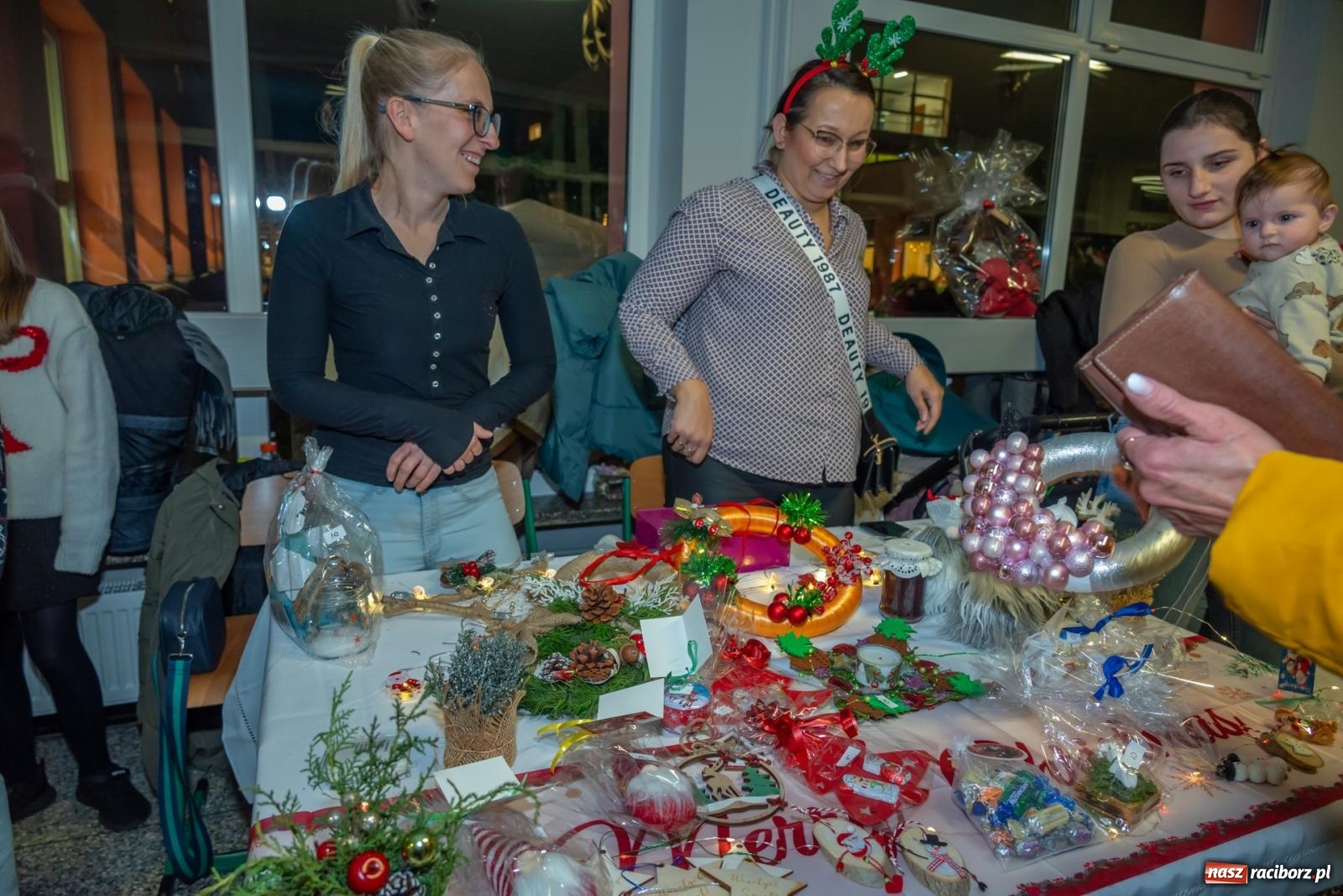 Zdjęcie w galerii na portalu naszraciborz.pl: Świąteczny kiermasz w SP 15. Moc atrakcji dla ducha i ciała wiadomości z regionu