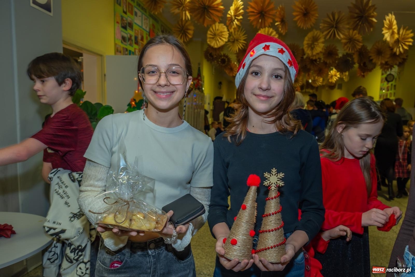Zdjęcie w galerii na portalu naszraciborz.pl: Świąteczny kiermasz w SP 15. Moc atrakcji dla ducha i ciała wiadomości z regionu