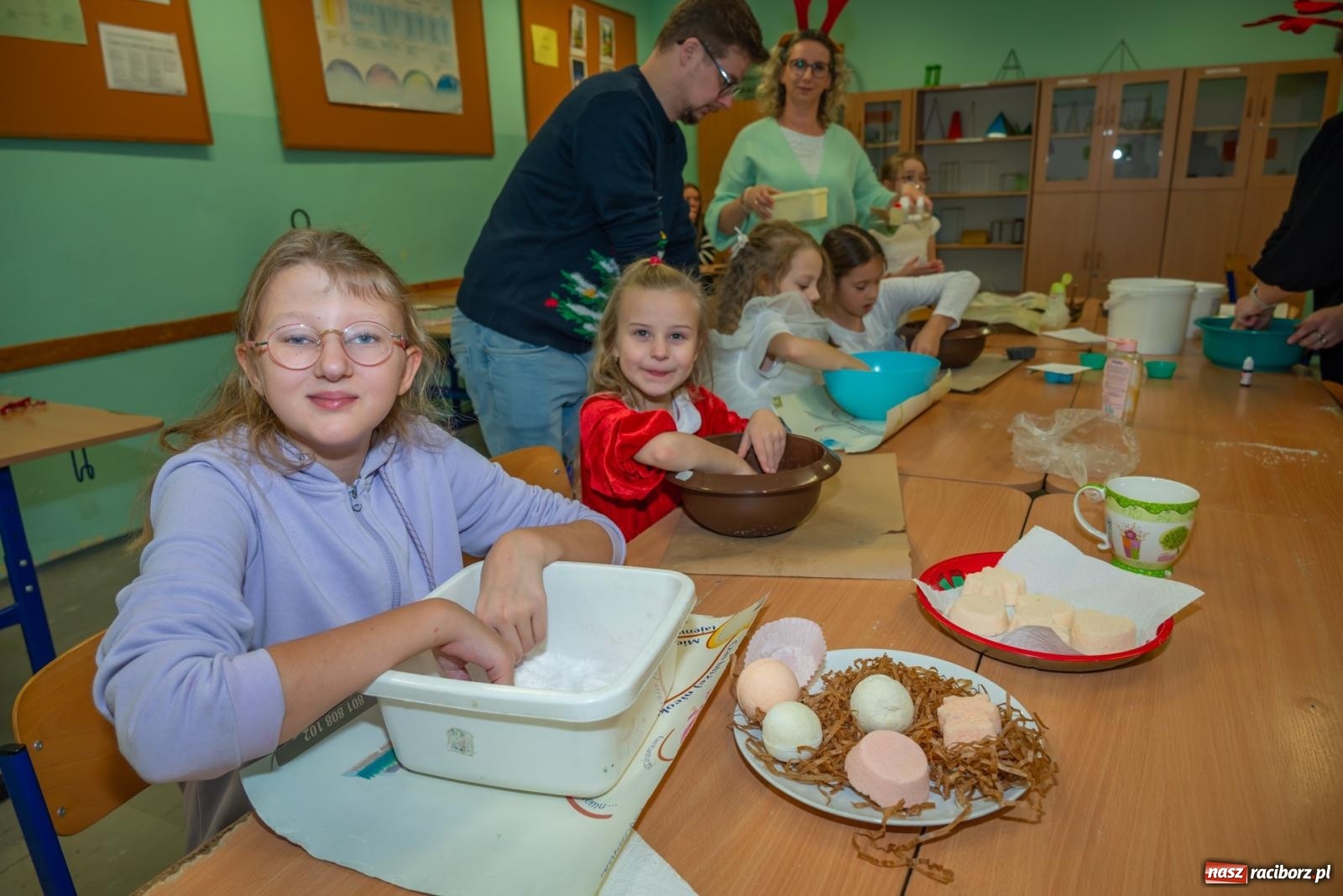 Zdjęcie w galerii na portalu naszraciborz.pl: Świąteczny kiermasz w SP 15. Moc atrakcji dla ducha i ciała wiadomości z regionu