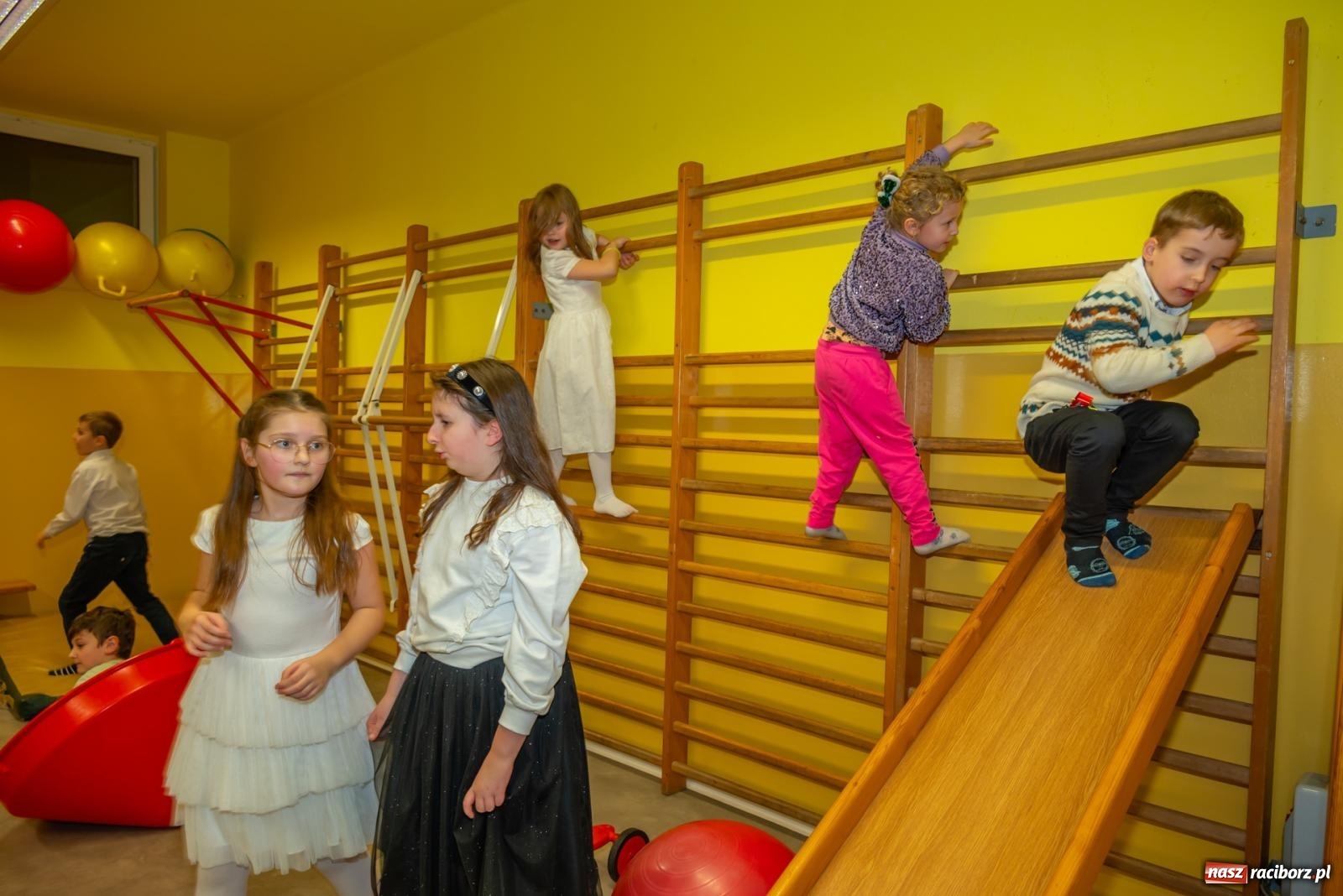 Zdjęcie w galerii na portalu naszraciborz.pl: Świąteczny kiermasz w SP 15. Moc atrakcji dla ducha i ciała wiadomości z regionu