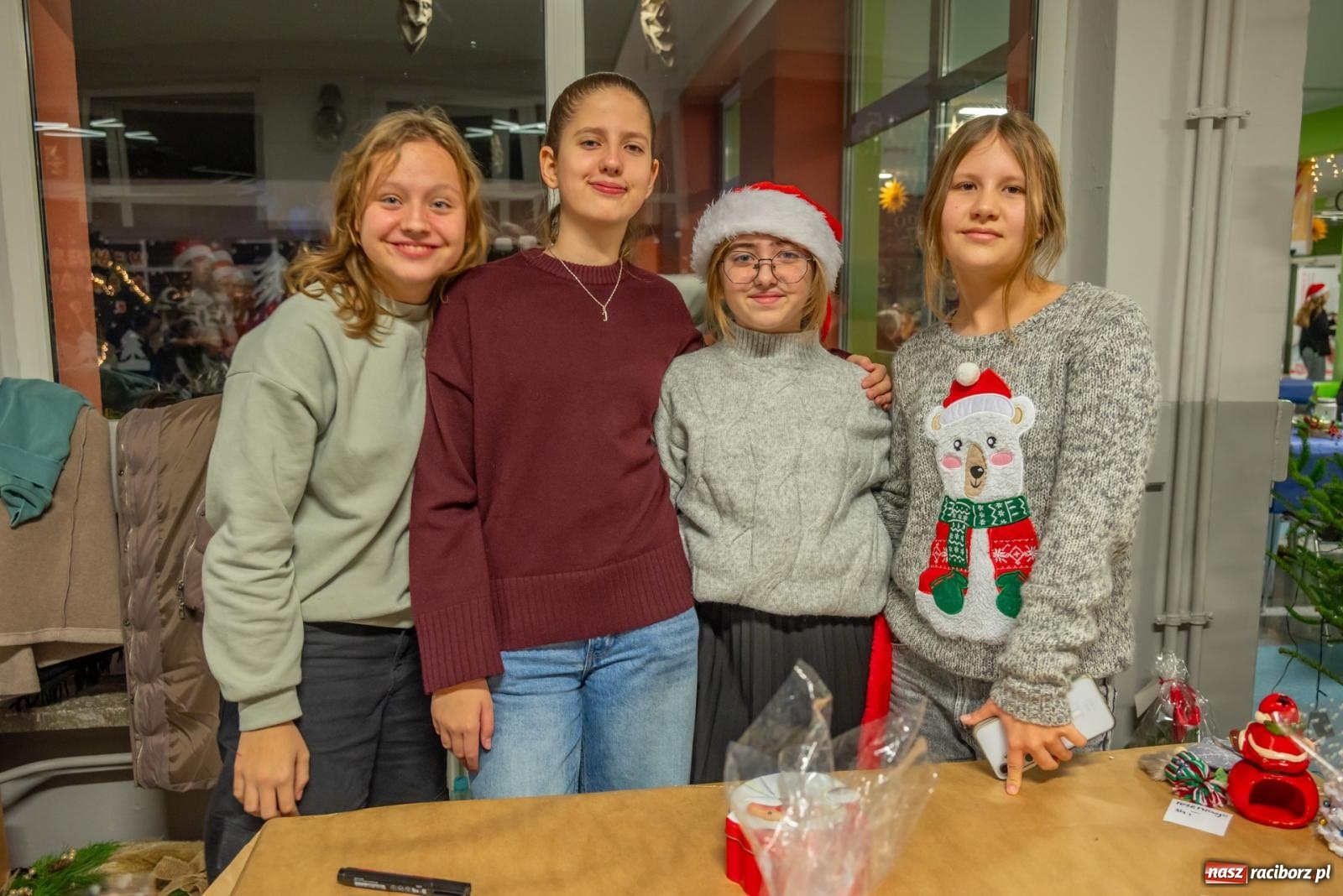 Zdjęcie w galerii na portalu naszraciborz.pl: Świąteczny kiermasz w SP 15. Moc atrakcji dla ducha i ciała wiadomości z regionu