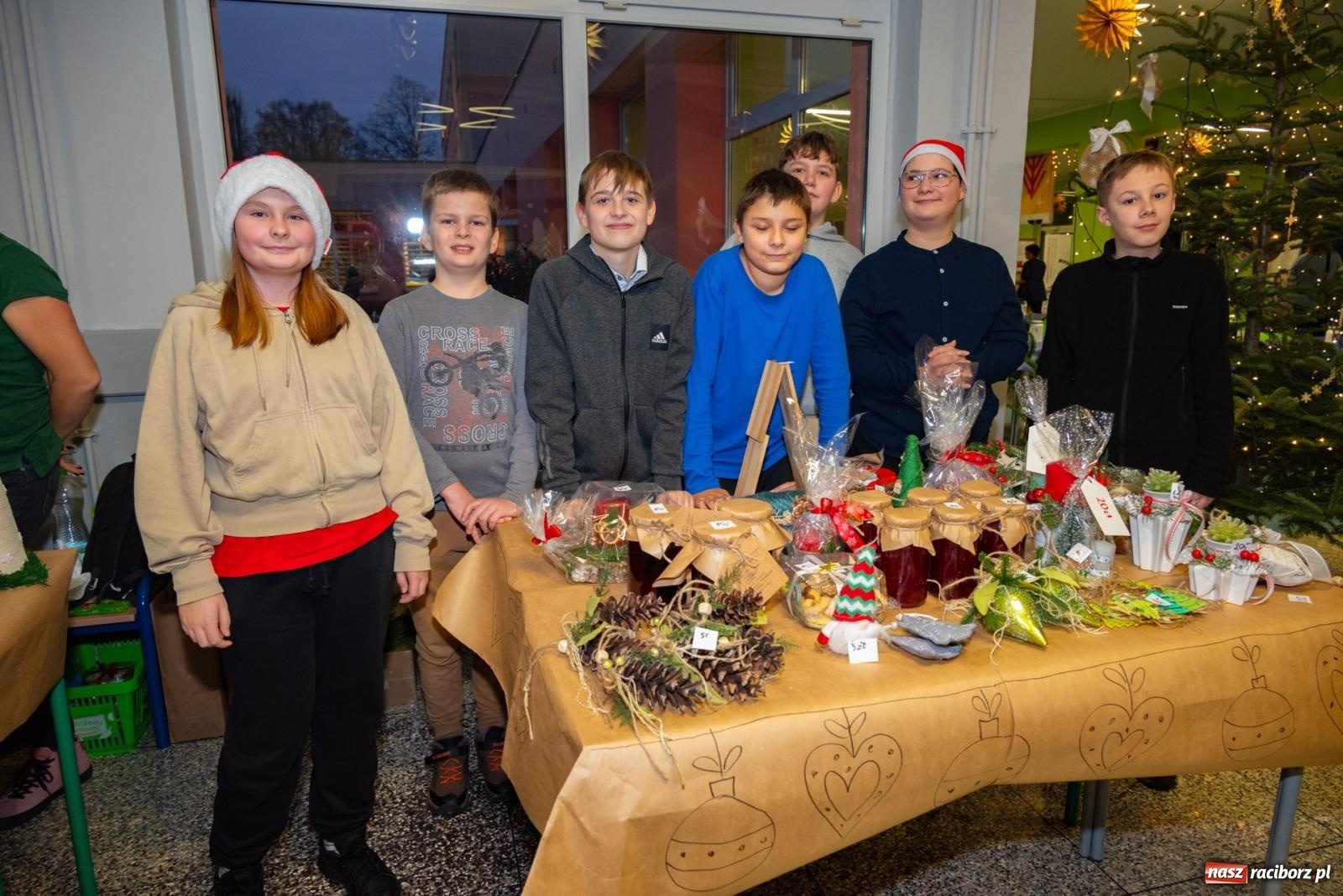 Zdjęcie w galerii na portalu naszraciborz.pl: Świąteczny kiermasz w SP 15. Moc atrakcji dla ducha i ciała wiadomości z regionu