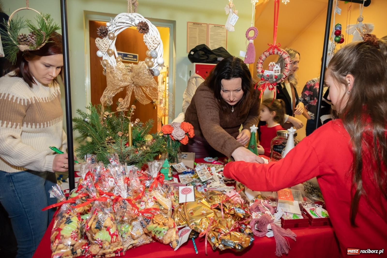 Zdjęcie w galerii na portalu naszraciborz.pl: Świąteczny kiermasz w SP 15. Moc atrakcji dla ducha i ciała wiadomości z regionu
