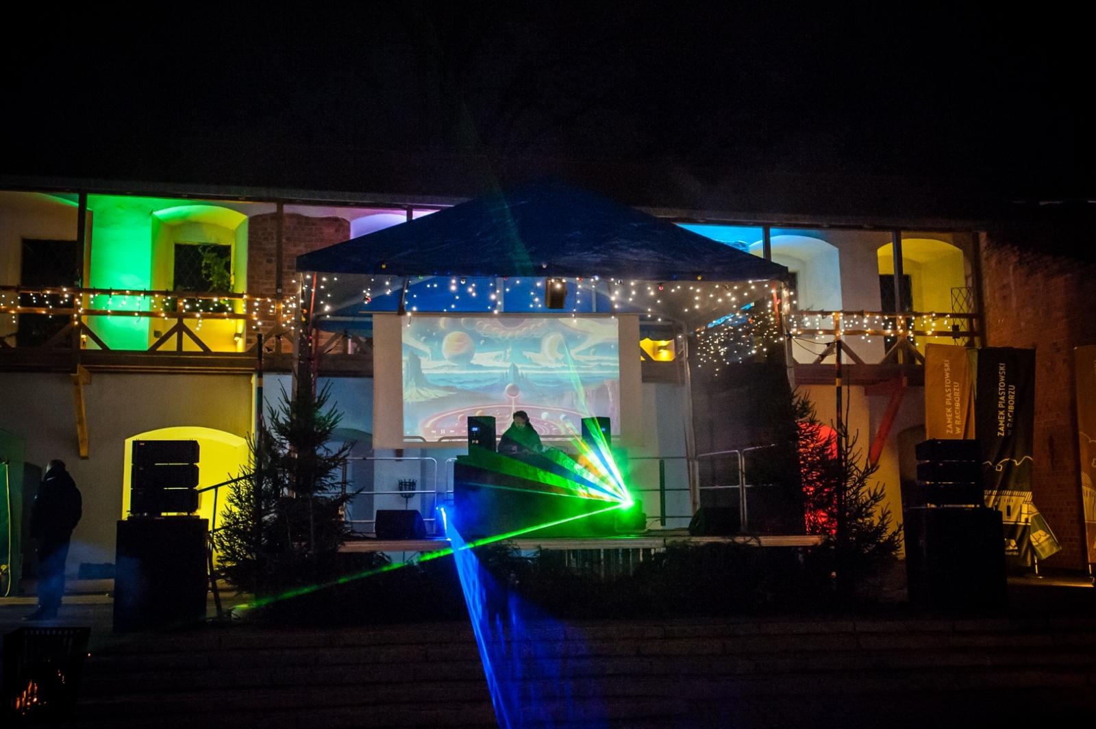 Zdjęcie w galerii na portalu naszraciborz.pl: Muzyka elektroniczna zabrzmiała na zamku. Sobota to szemrane piosenki, niedziela show Muzyczna karuzela wiadomości z regionu