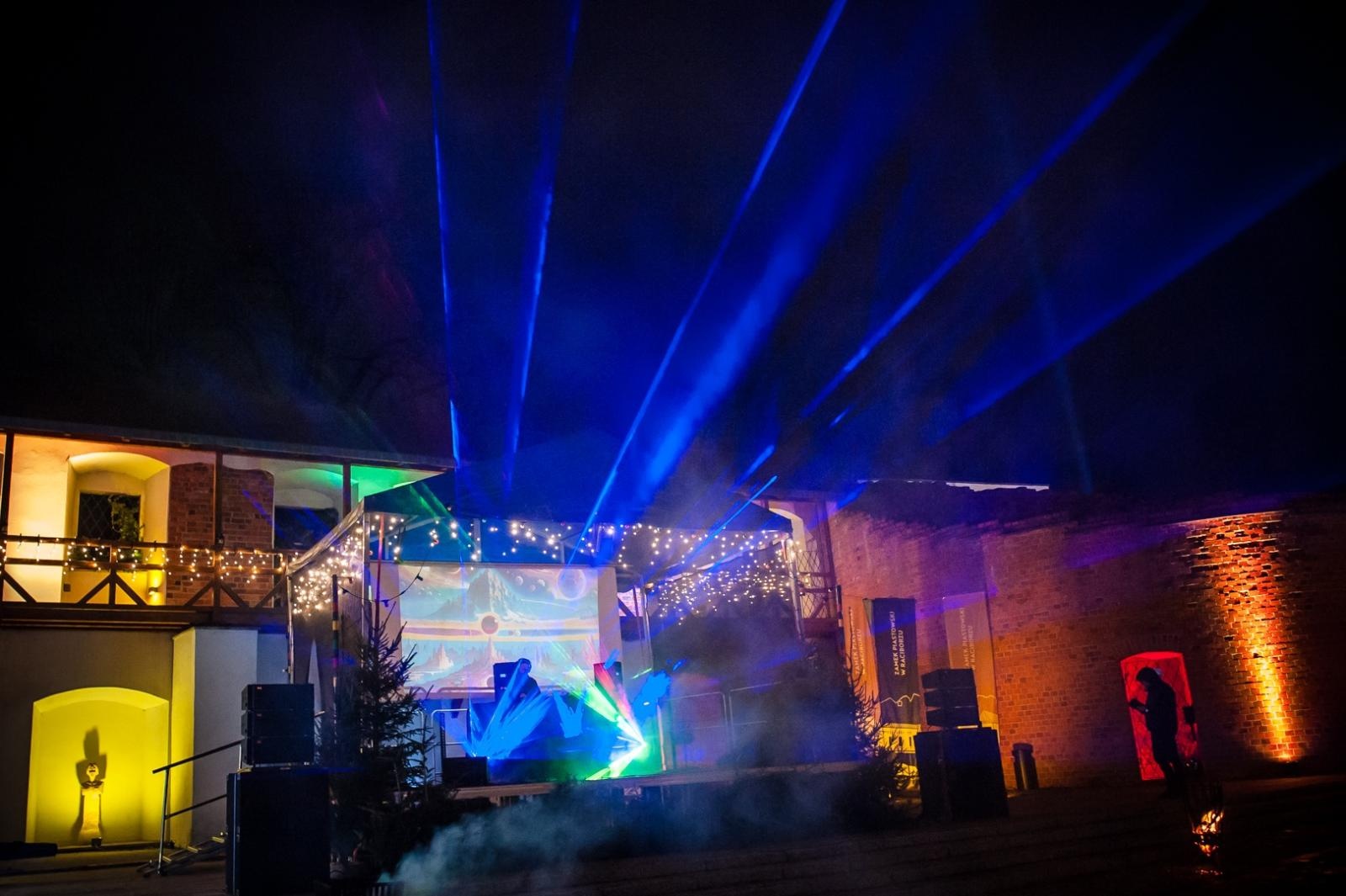 Zdjęcie w galerii na portalu naszraciborz.pl: Muzyka elektroniczna zabrzmiała na zamku. Sobota to szemrane piosenki, niedziela show Muzyczna karuzela wiadomości z regionu