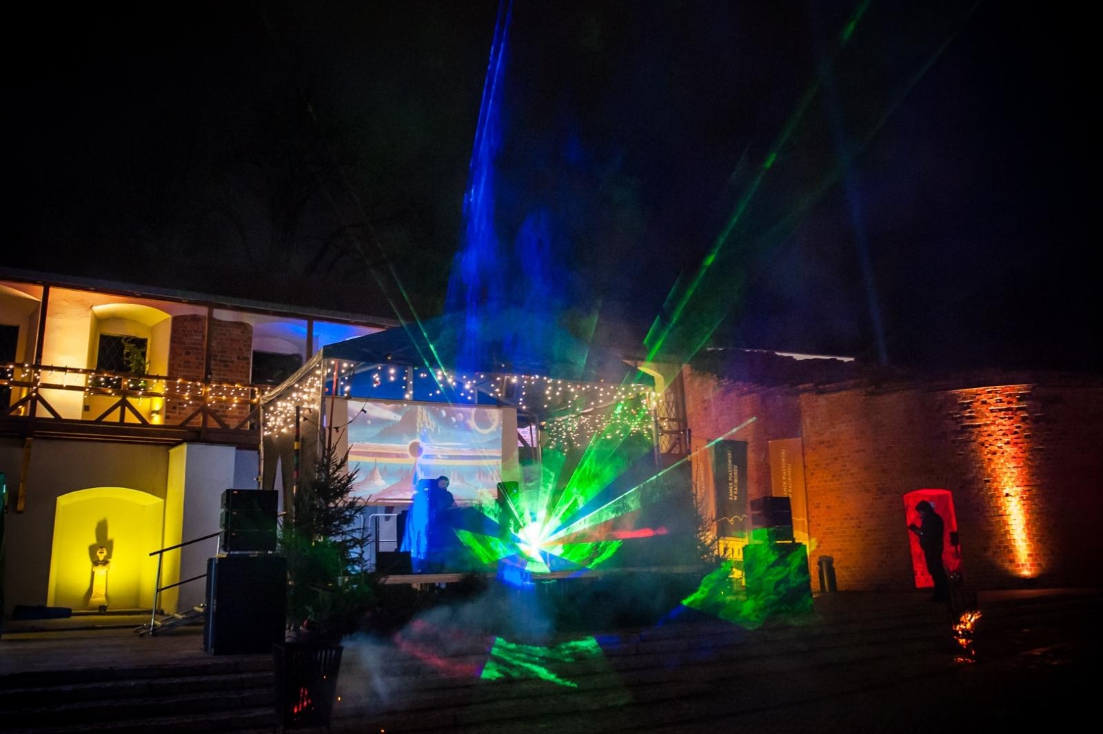 Zdjęcie w galerii na portalu naszraciborz.pl: Muzyka elektroniczna zabrzmiała na zamku. Sobota to szemrane piosenki, niedziela show Muzyczna karuzela wiadomości z regionu