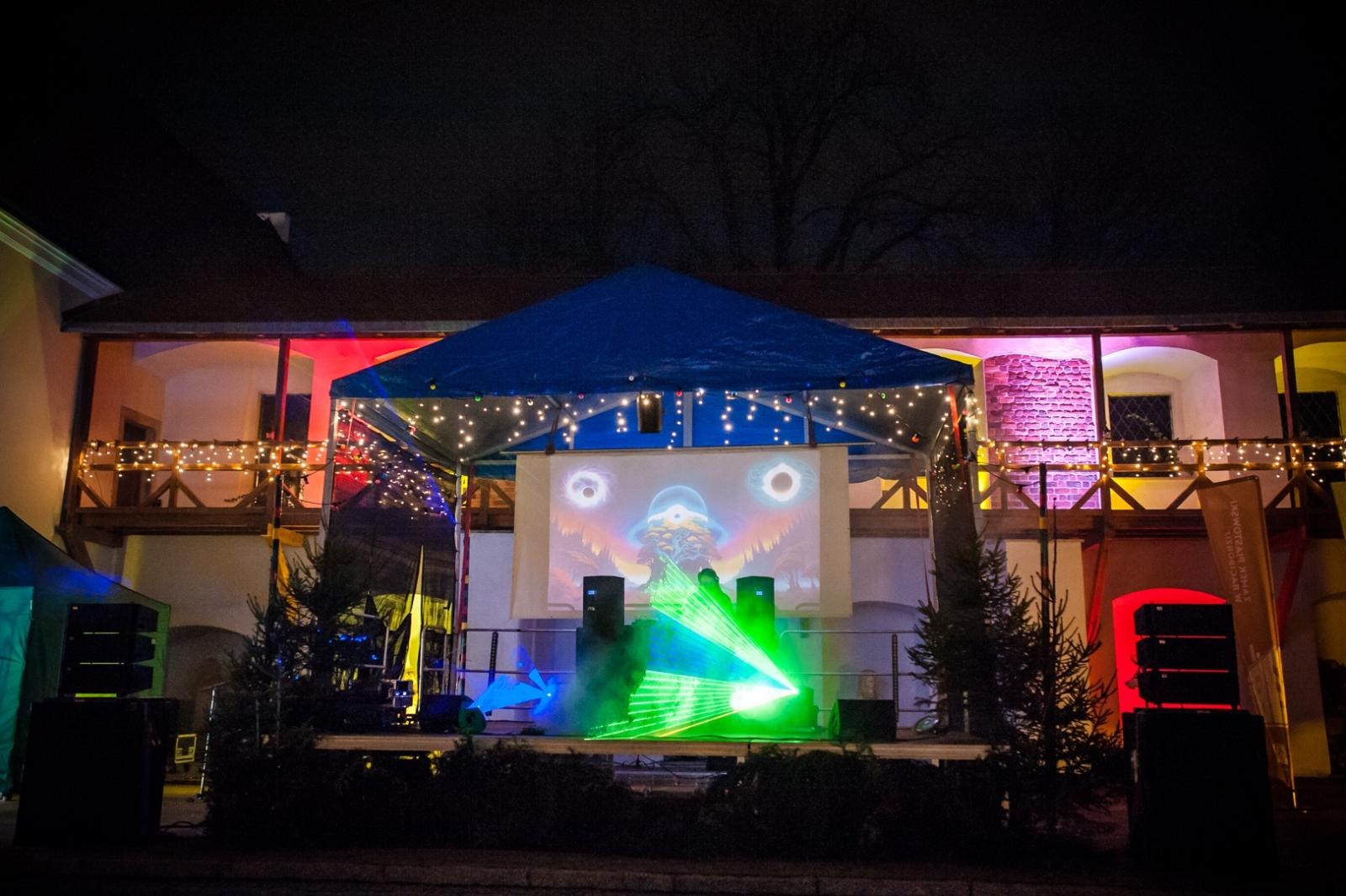 Zdjęcie w galerii na portalu naszraciborz.pl: Muzyka elektroniczna zabrzmiała na zamku. Sobota to szemrane piosenki, niedziela show Muzyczna karuzela wiadomości z regionu