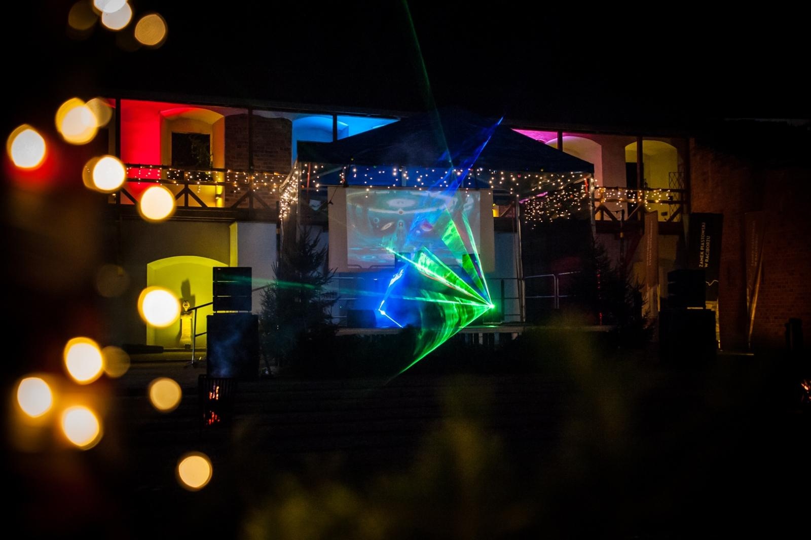 Zdjęcie w galerii na portalu naszraciborz.pl: Muzyka elektroniczna zabrzmiała na zamku. Sobota to szemrane piosenki, niedziela show Muzyczna karuzela wiadomości z regionu