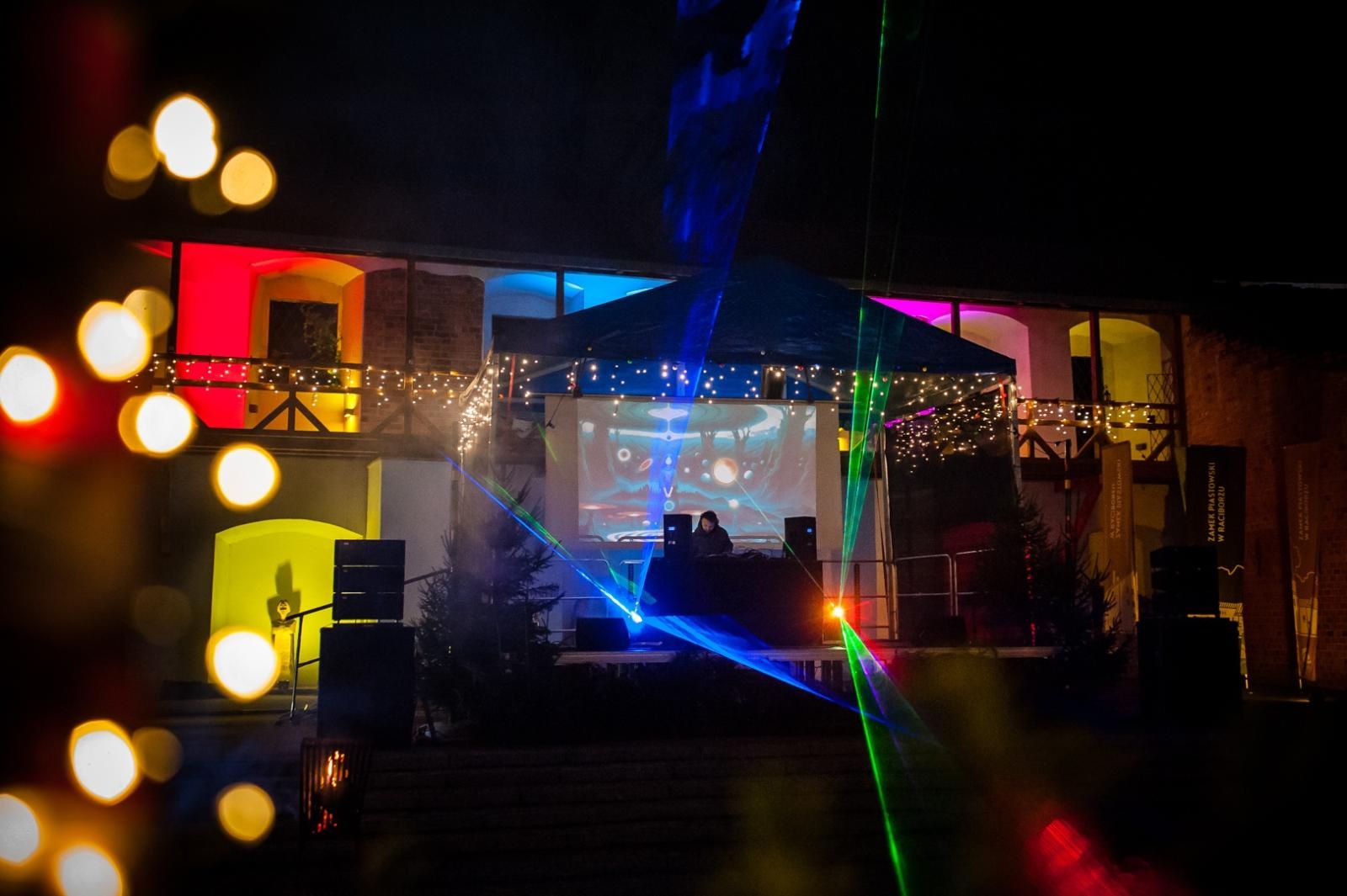 Zdjęcie w galerii na portalu naszraciborz.pl: Muzyka elektroniczna zabrzmiała na zamku. Sobota to szemrane piosenki, niedziela show Muzyczna karuzela wiadomości z regionu