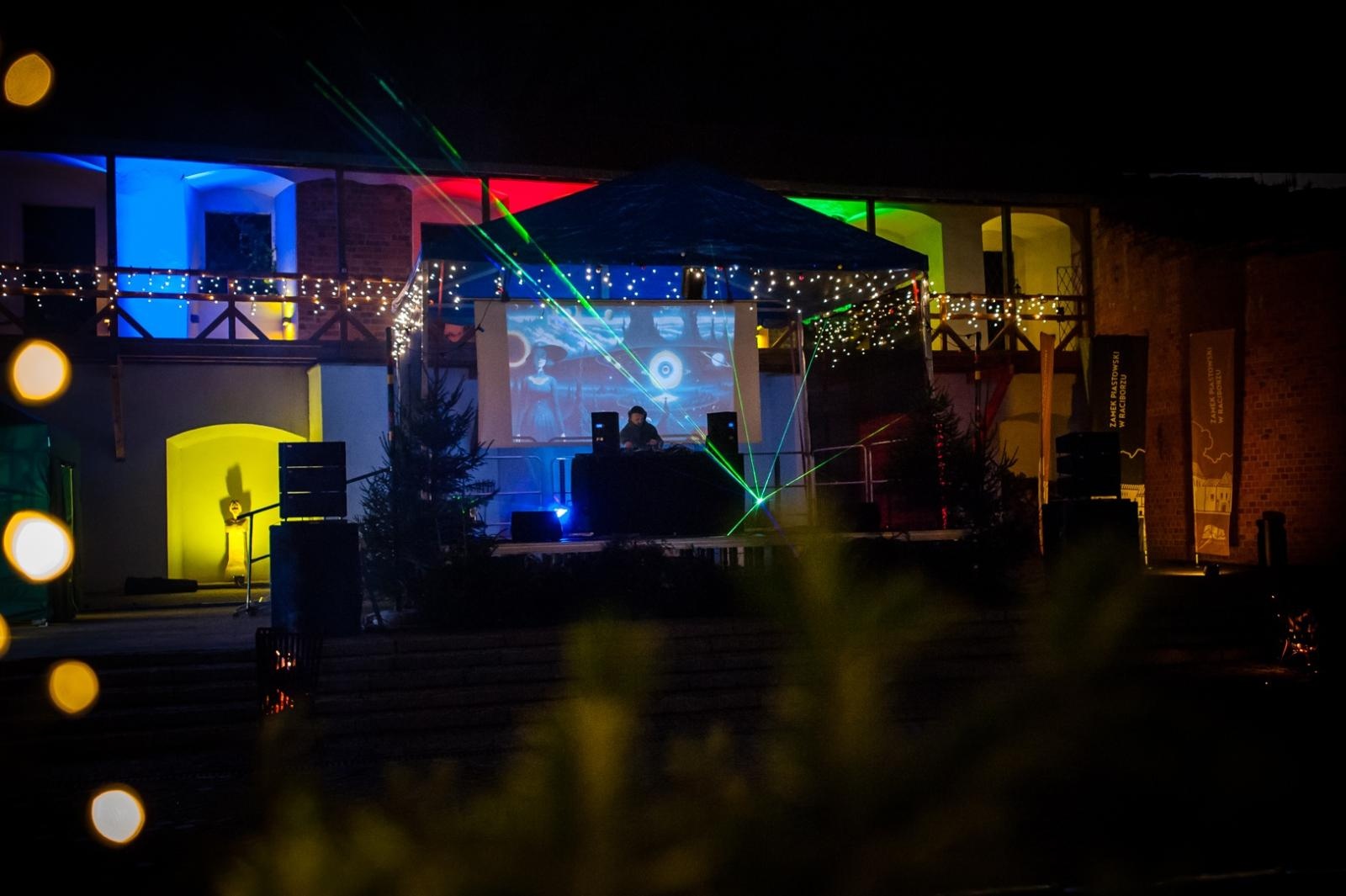 Zdjęcie w galerii na portalu naszraciborz.pl: Muzyka elektroniczna zabrzmiała na zamku. Sobota to szemrane piosenki, niedziela show Muzyczna karuzela wiadomości z regionu