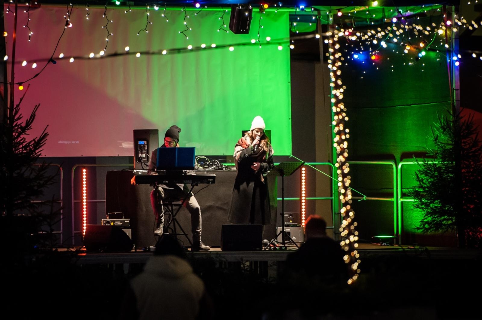 Zdjęcie w galerii na portalu naszraciborz.pl: Muzyka elektroniczna zabrzmiała na zamku. Sobota to szemrane piosenki, niedziela show Muzyczna karuzela wiadomości z regionu