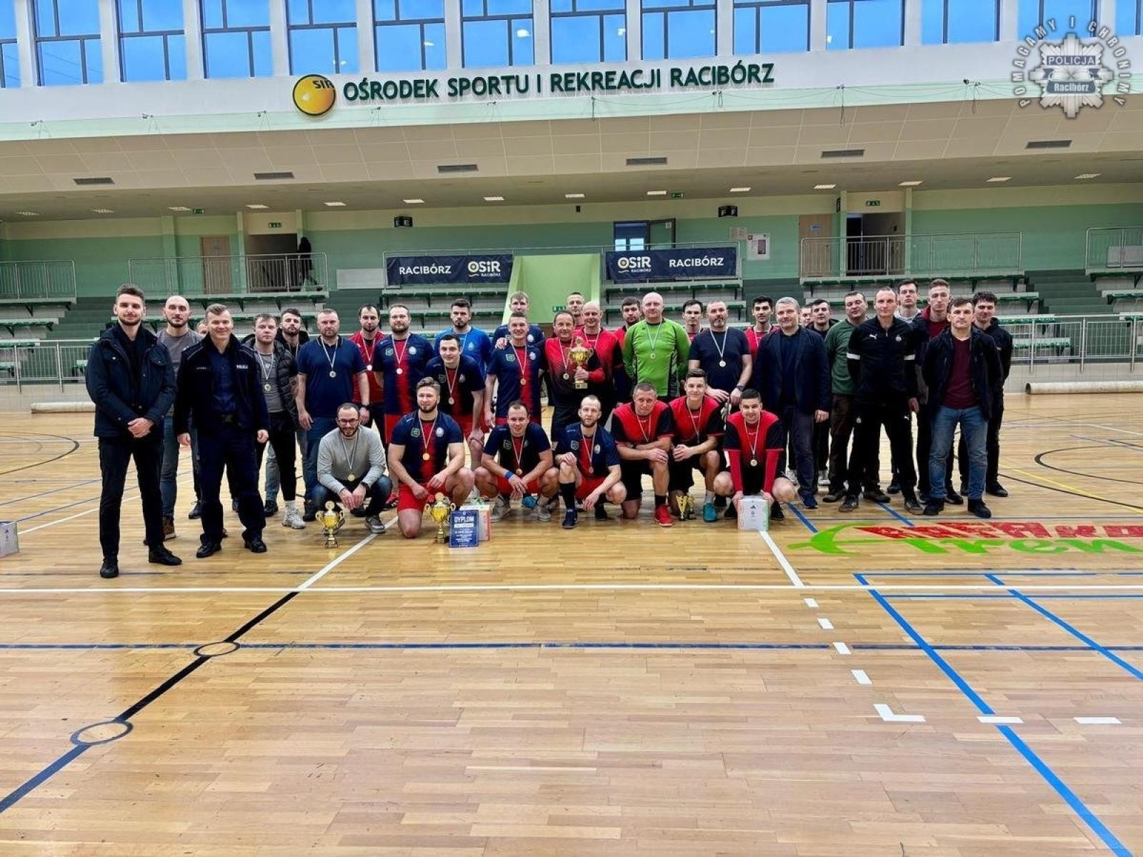Zdjęcie w galerii na portalu naszraciborz.pl: Turniej halowej piłki nożnej o Puchar Komendanta Powiatowego Policji w Raciborzu wiadomości z regionu